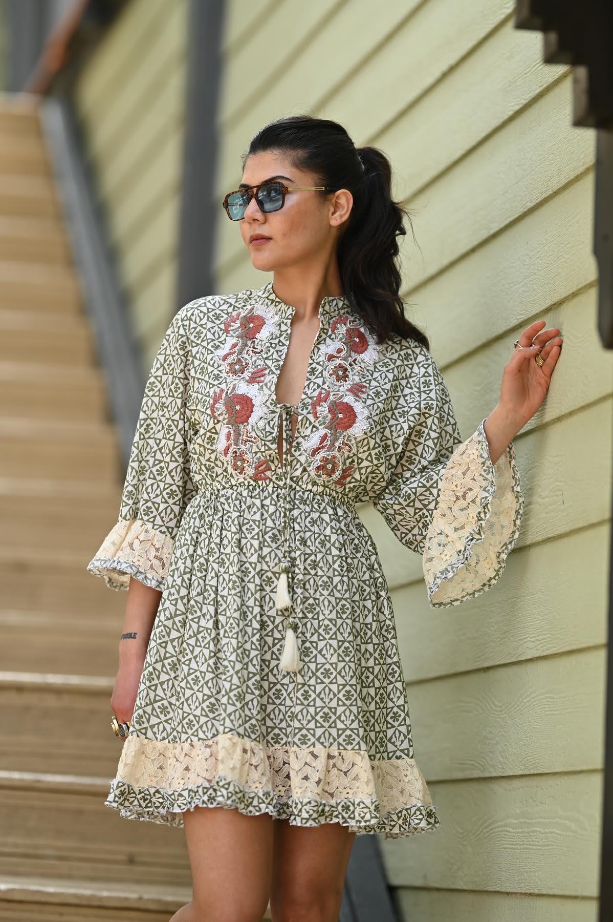Haki Desenli Yaka Dekolteli Dantel Volanlı Mini Elbise