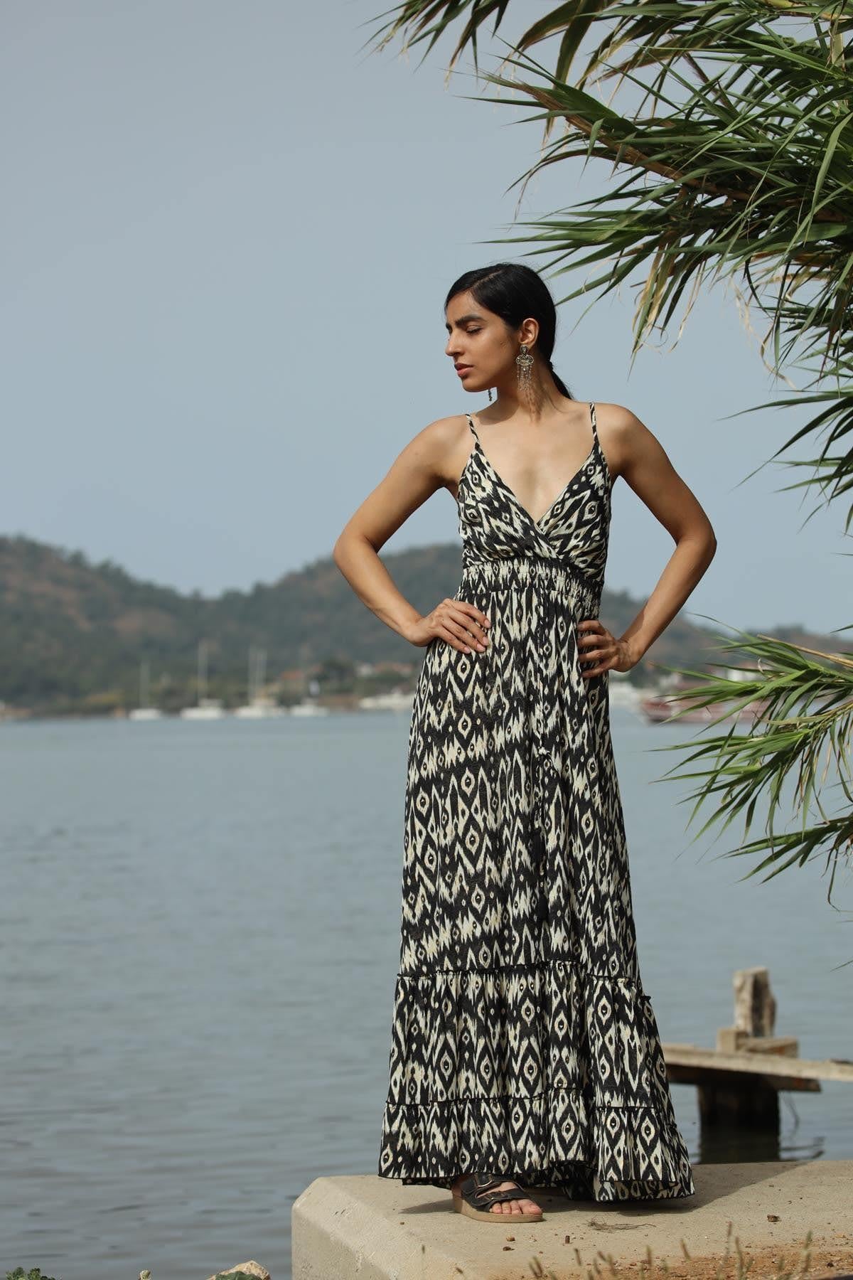 Siyah Gold Detaylı Sırtı Gipeli İp Askılı İpek Elbise