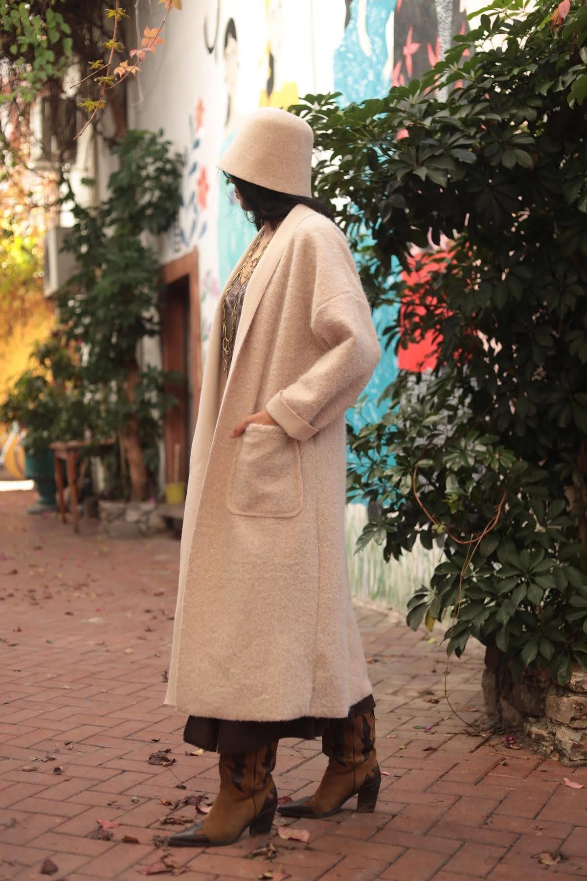 Krem Rengi Şardonlu Keçe Kaban