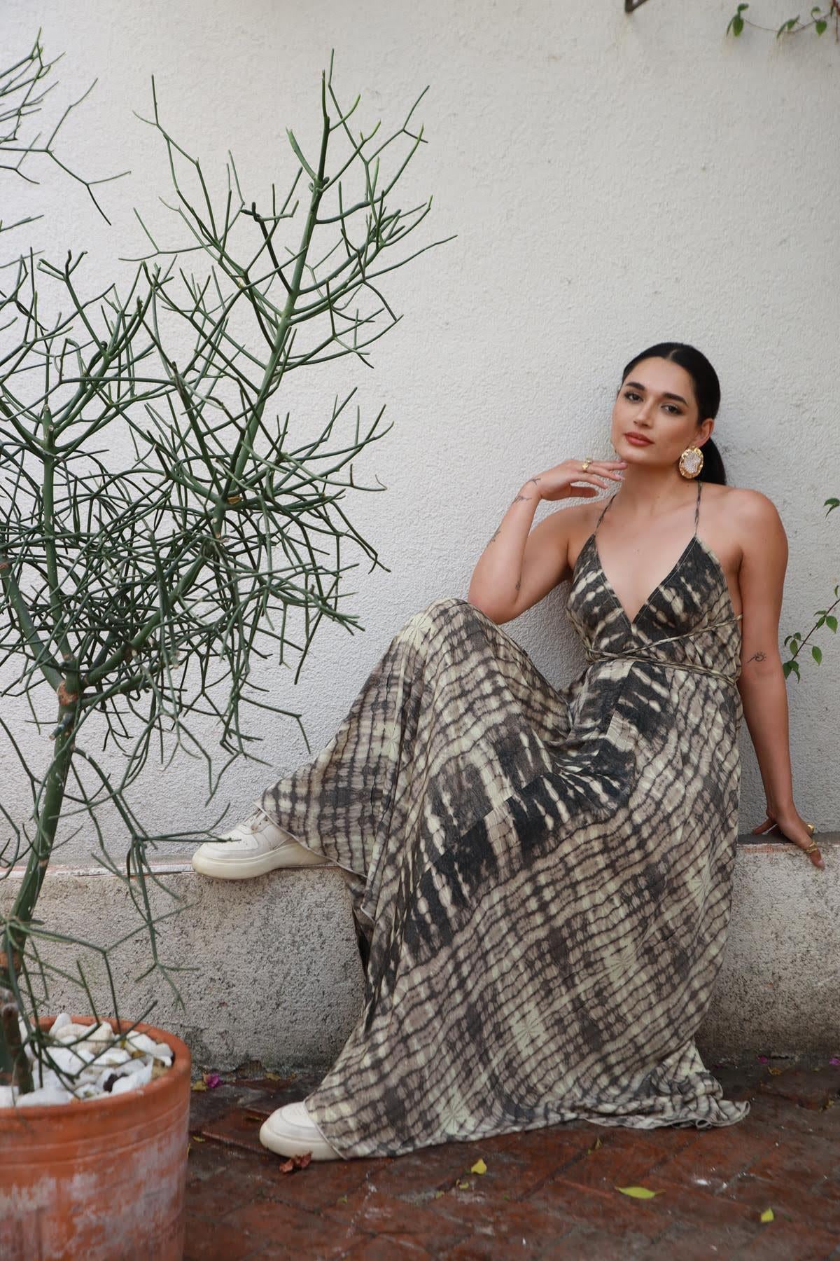 Siyah Önü Arkası V Sırtı Bağcıklı Elbise