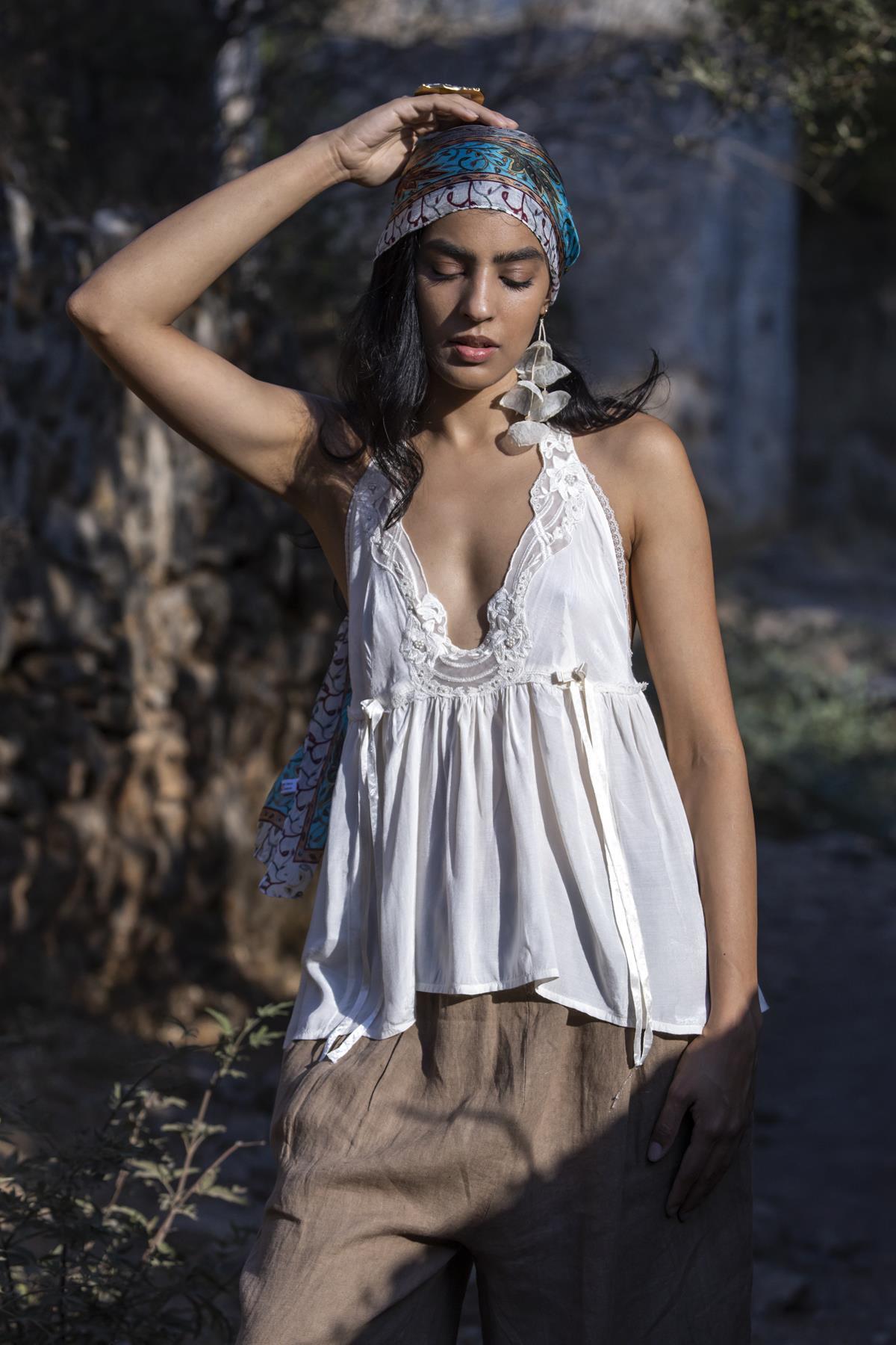 Ekru Askılı Güpür Detaylı Bluz - Şaman Butik Ekru Askılı Güpür Detaylı Bluz