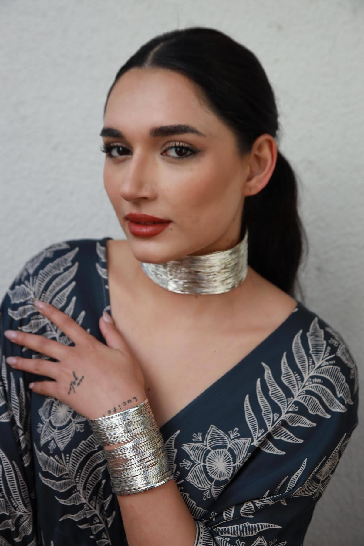 Wire Look Design Choker Necklace