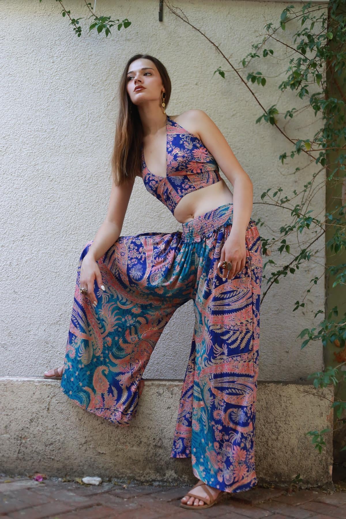 Mavi Boyundan Bağlamalı İpek Crop Bluz