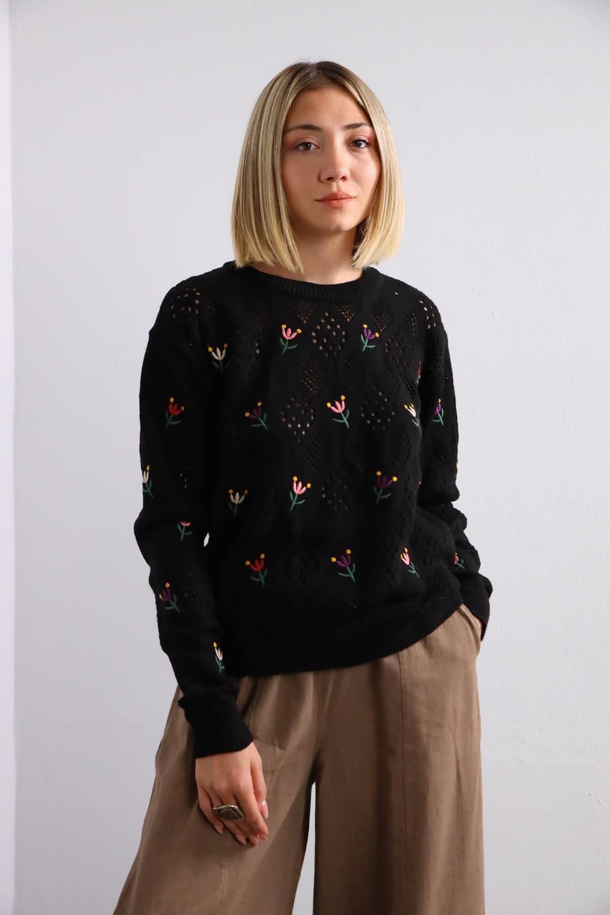  Siyah Delikli İşlemeli Kazak