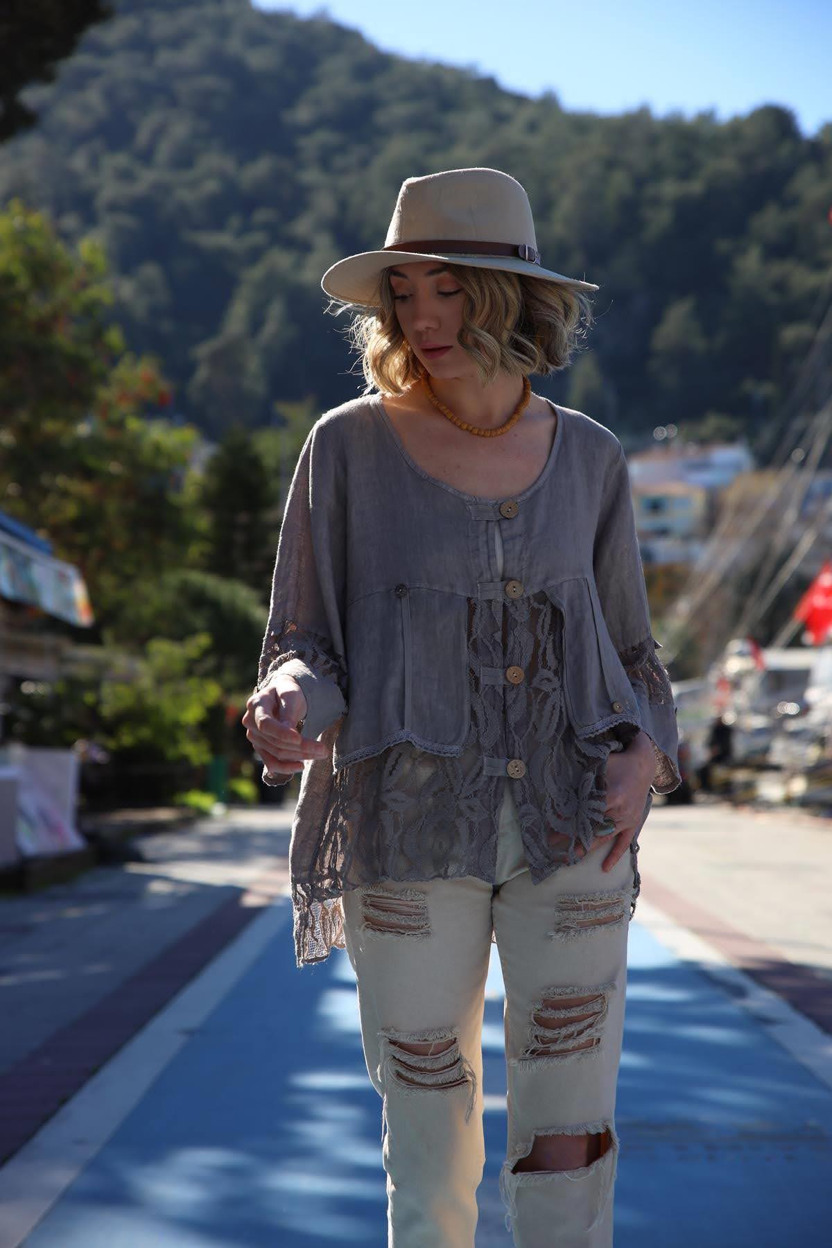 Vizon Rengi Tahta Düğmeli Dantel Detaylı Keten Bluz - Şaman Butik Vizon Rengi Tahta Düğmeli Dantel Detaylı Keten Bluz