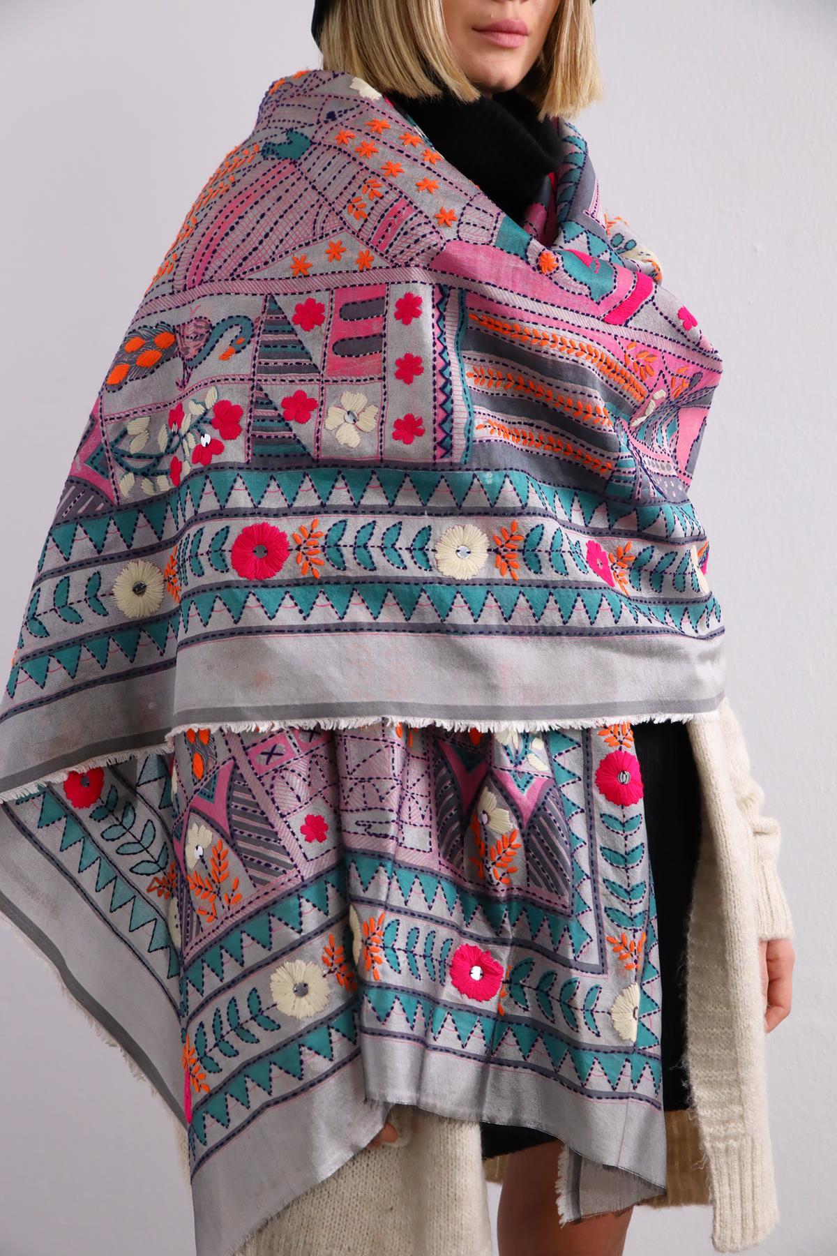 Gri Figür İşlemeli Ayna Detaylı Büyük Şal - Şaman Butik Gri Figür İşlemeli Ayna Detaylı Büyük Şal