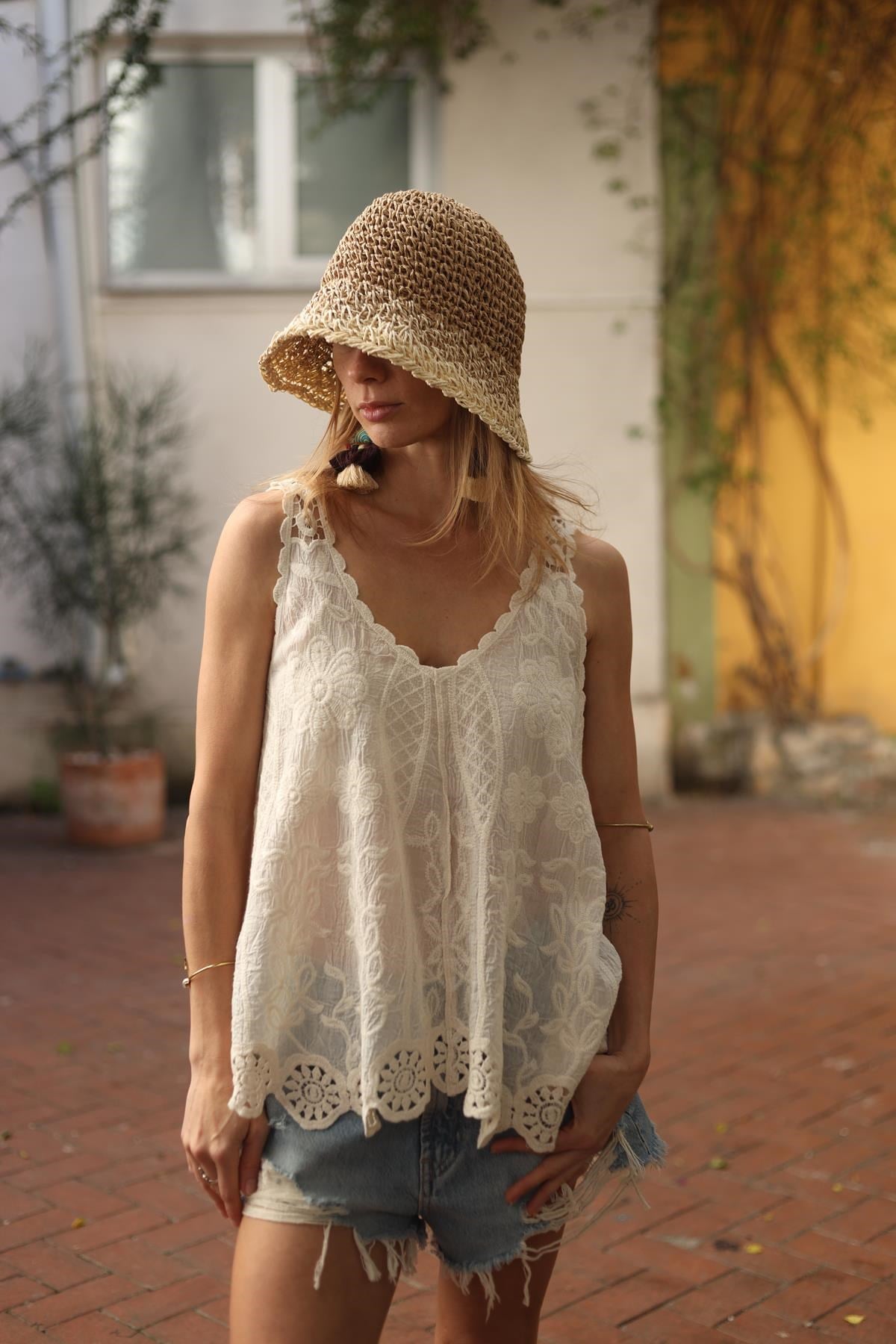 Krem Rengi Dantel Askılı Nakışlı Bluz