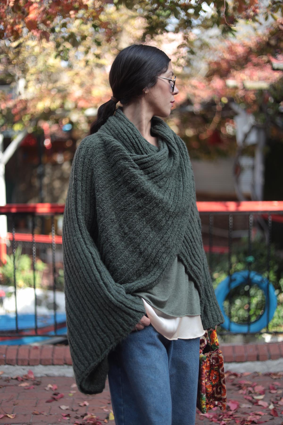 Haki Degaje Yaka Düğme Detaylı Triko Bolero