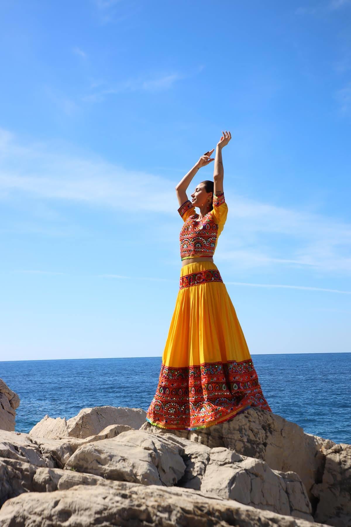 Sarı Ayna Detaylı İşlemeli Şallı Otantik Takım - Şaman Butik Sarı Ayna Detaylı İşlemeli Şallı Otantik Takım