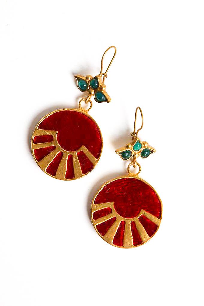  Kadife ve Altın Kaplama Tasarım Sallantılı Küpe