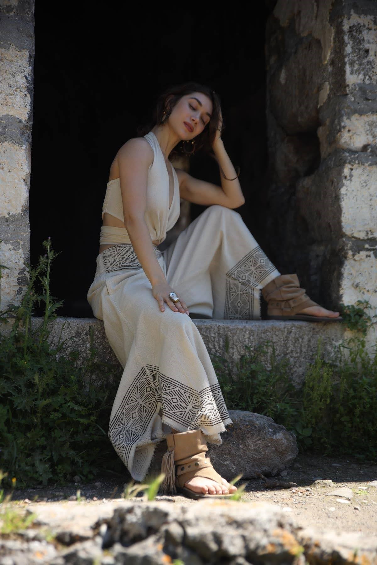 Krem Rengi Paçası Desenli Asimetrik Kesim Pantolon