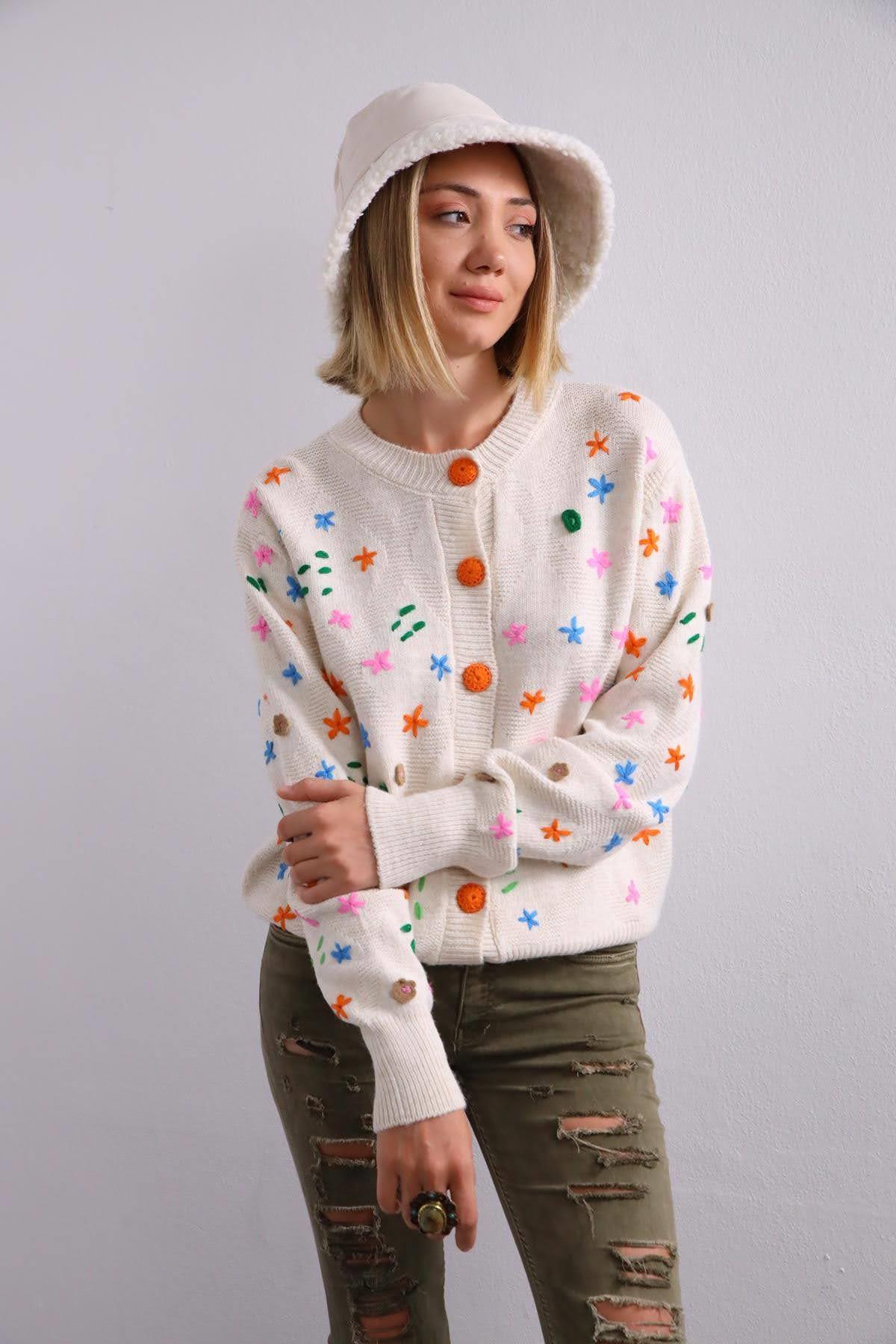  Bej İşlemeli Düğme Detaylı Hırka