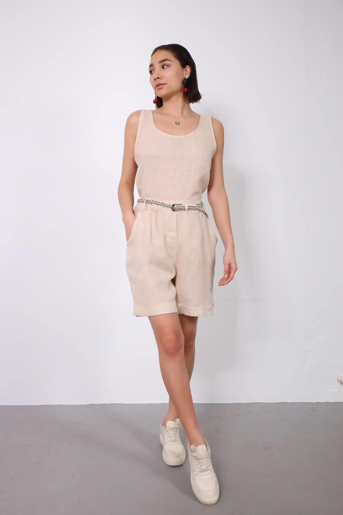 Krem Rengi Kemerli Arka Cebi Kapaklı Keten Şort - Şaman Butik Krem Rengi Kemerli Arka Cebi Kapaklı Keten Şort