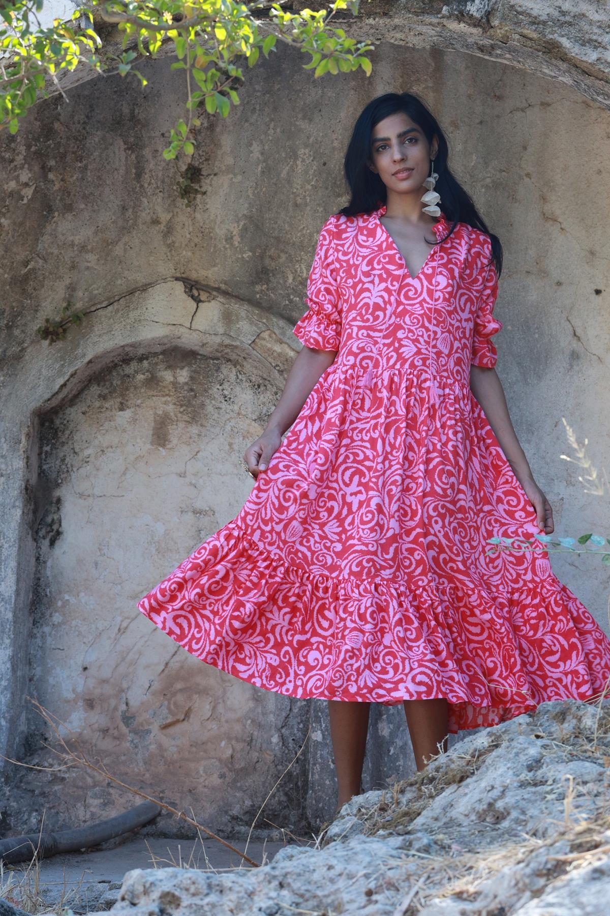 Pembe Desenli Yakası Fırfırlı Kolları Lastikli Elbise - Şaman Butik Pembe Desenli Yakası Fırfırlı Kolları Lastikli Elbise