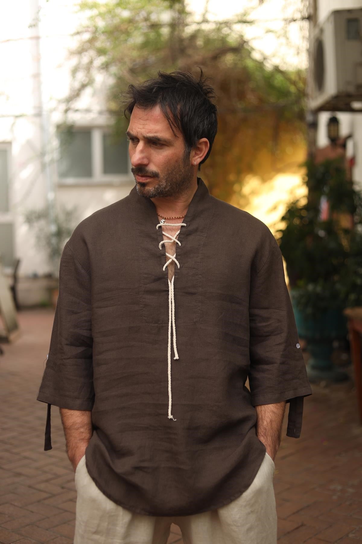 Kahverengi Yakası Bağcıklı Erkek Keten Henley