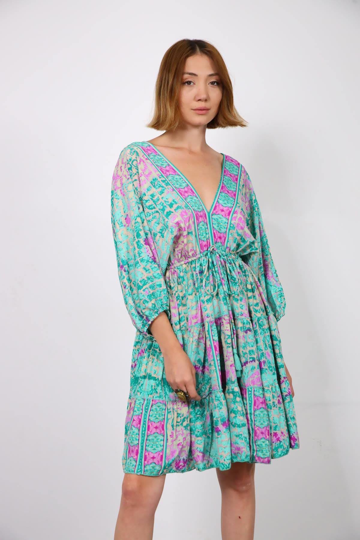 Mint Yeşili Desenli V Yaka Sırt Dekolteli Kısa İpek Elbise - Şaman Butik Mint Yeşili Desenli V Yaka Sırt Dekolteli Kısa İpek Elbise