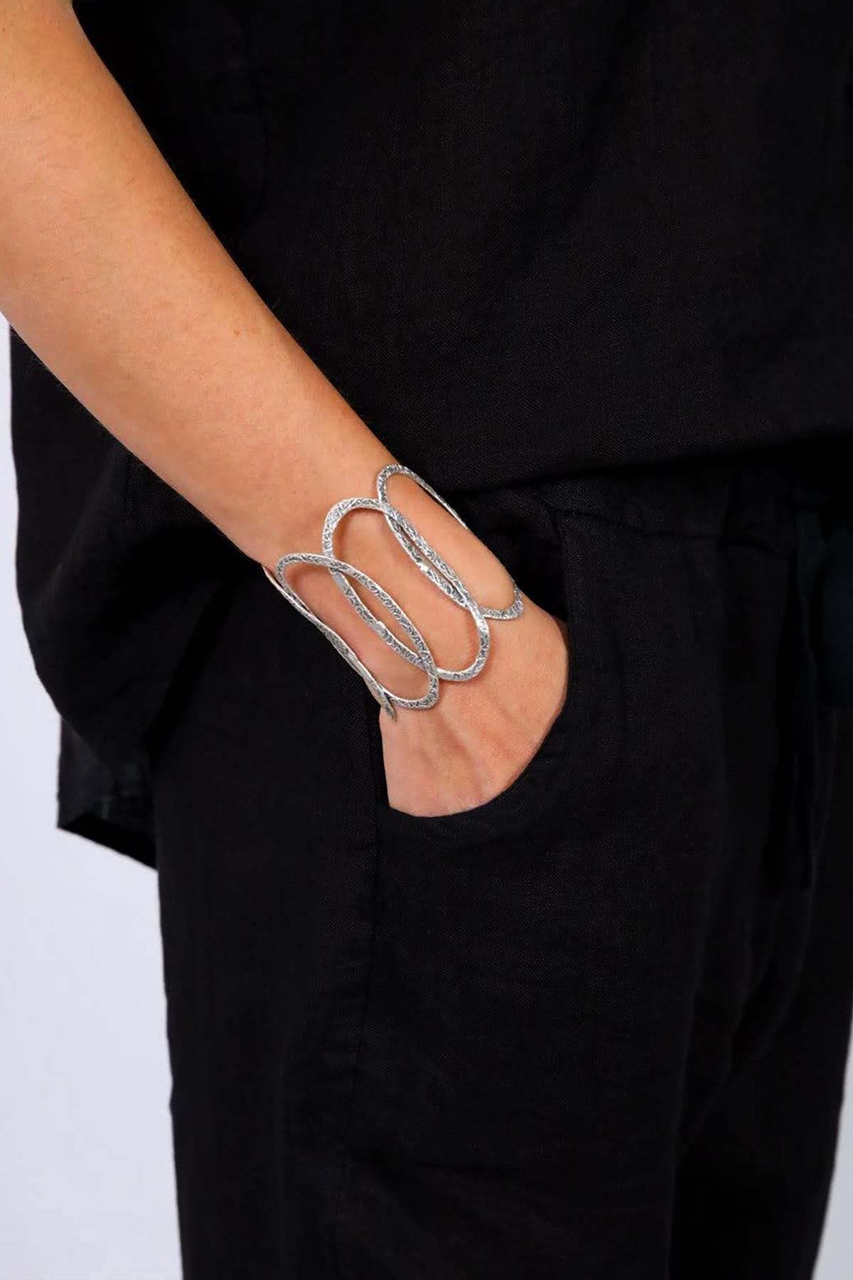 Dokulu Gümüş Kaplama Halka Tasarım Bileklik - Şaman Butik Dokulu Gümüş Kaplama Halka Tasarım Bileklik