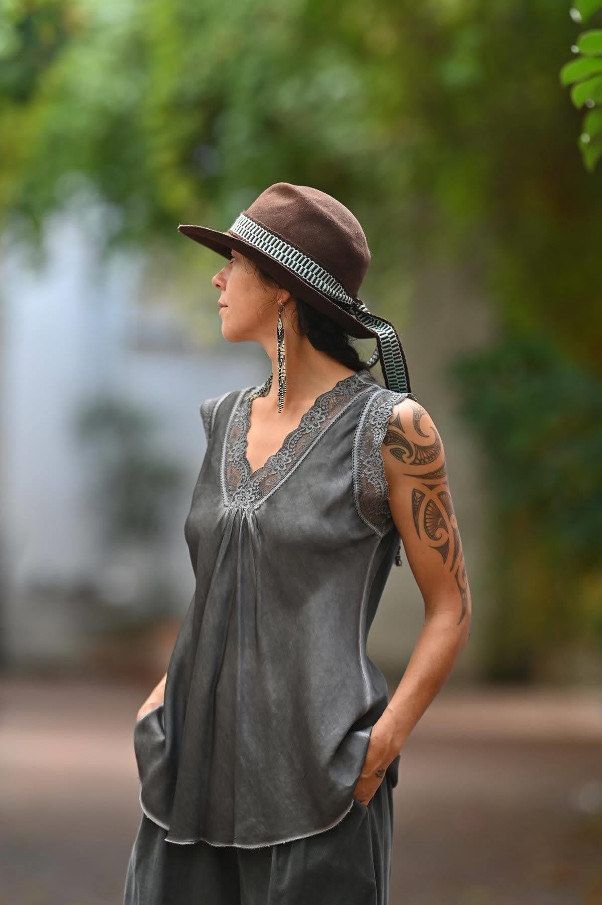 Füme Rengi Dantel Detaylı Kolsuz Bluz