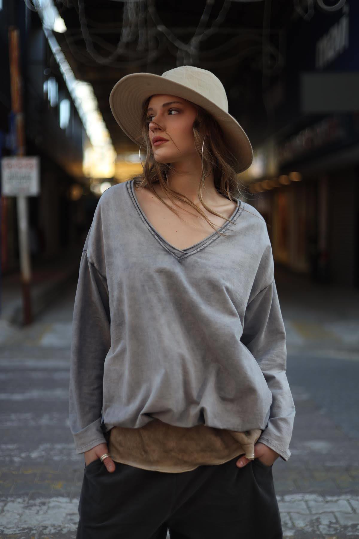 Gri Sırtı Düğme Detaylı V Yaka Sweatshirt