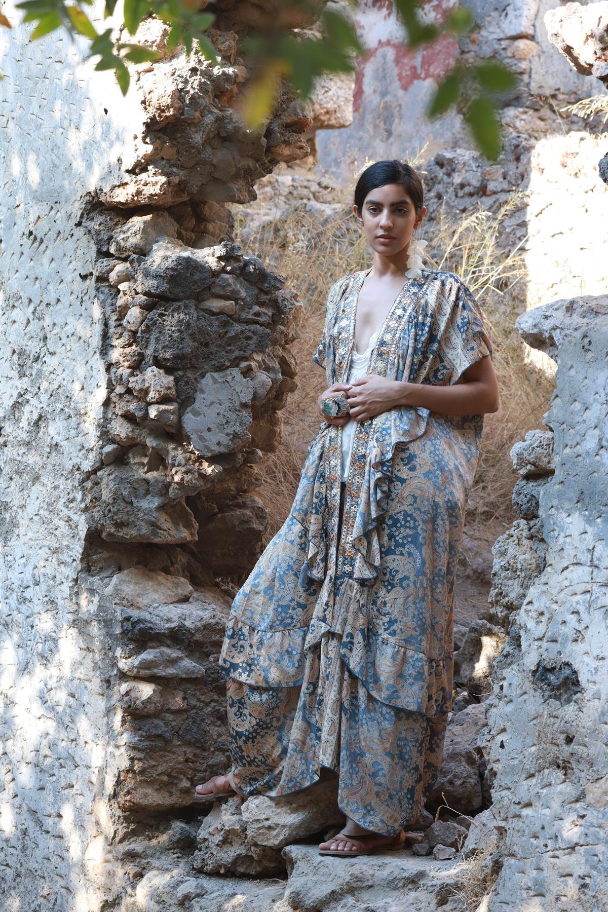 Gri Yakası Nakışlı Volanlı İpek Kimono - Şaman Butik Gri Yakası Nakışlı Volanlı İpek Kimono