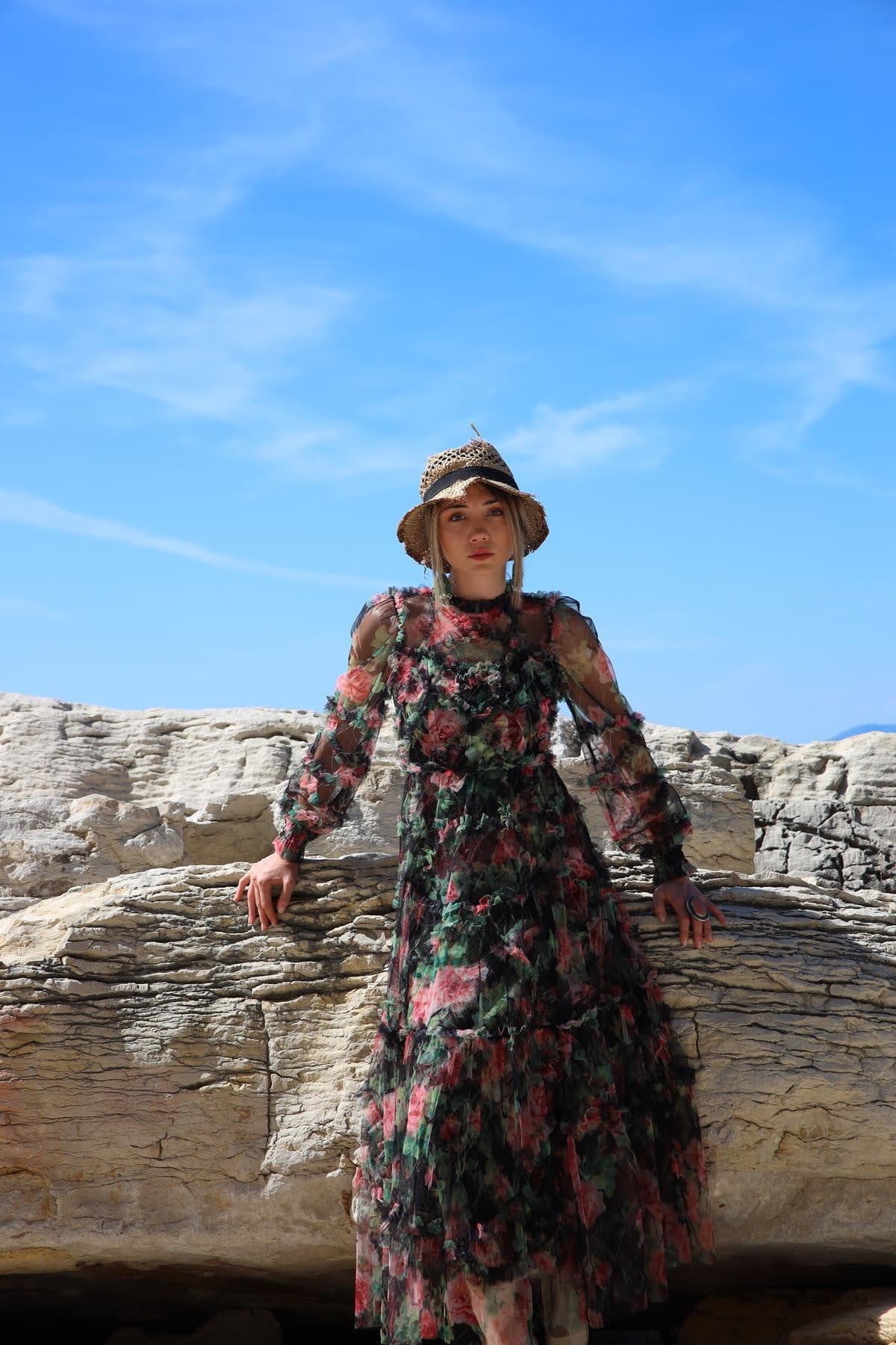 Siyah Gül Desenli Fırfırlı Şifon Elbise - Şaman Butik Siyah Gül Desenli Fırfırlı Şifon Elbise