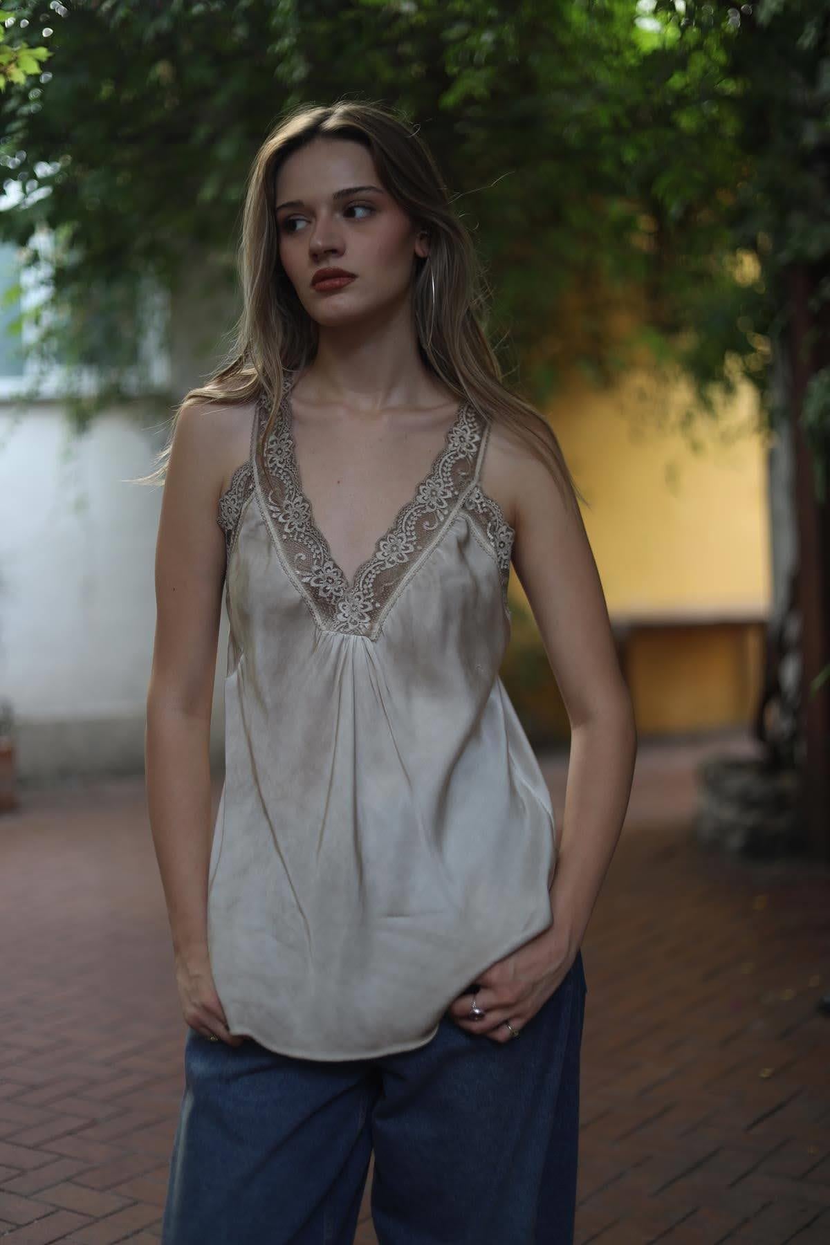 Bej İnce Dantel İşlemeli Atlet