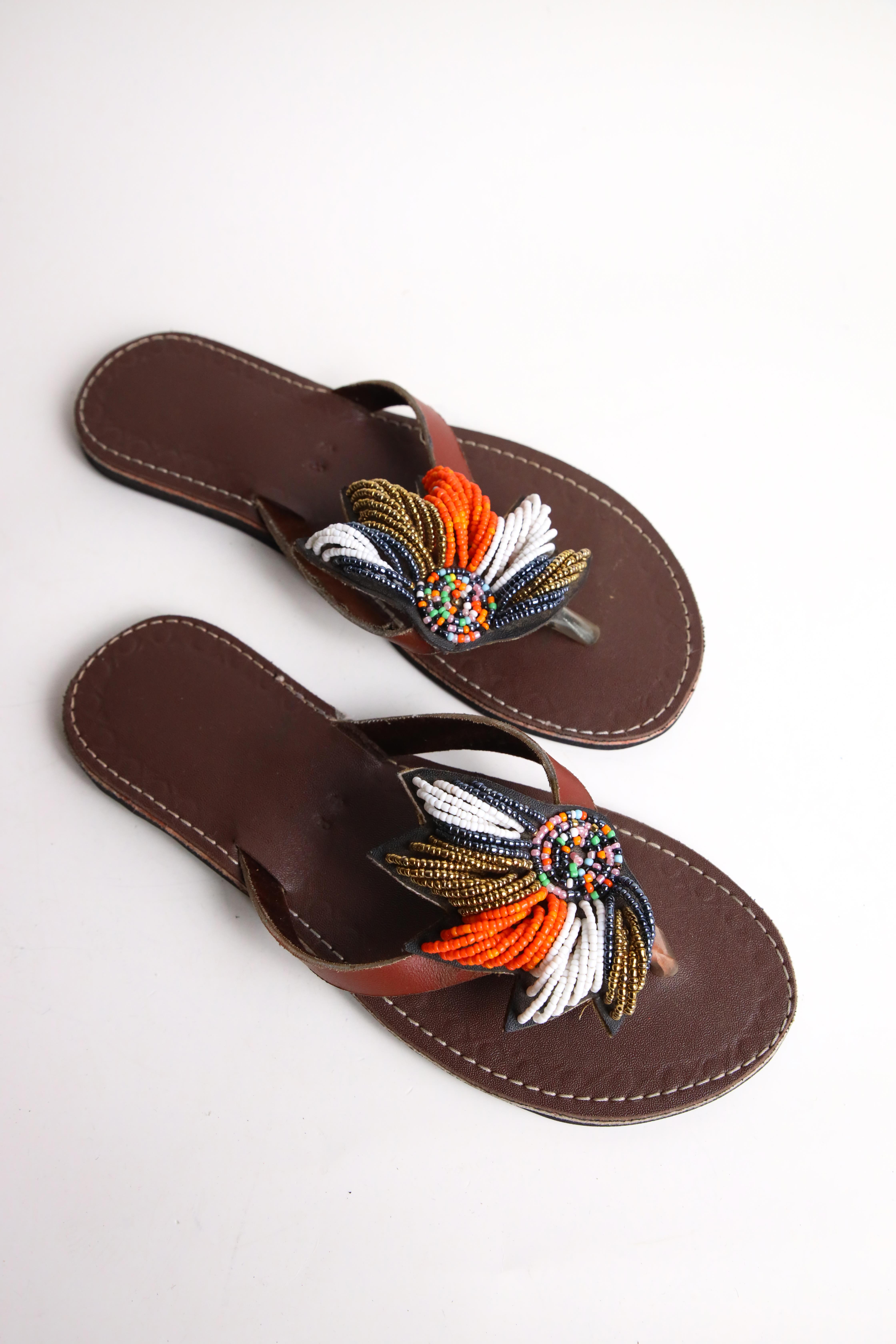  Kahverengi Boncuk İşlemeli Parmak Arası Terlik