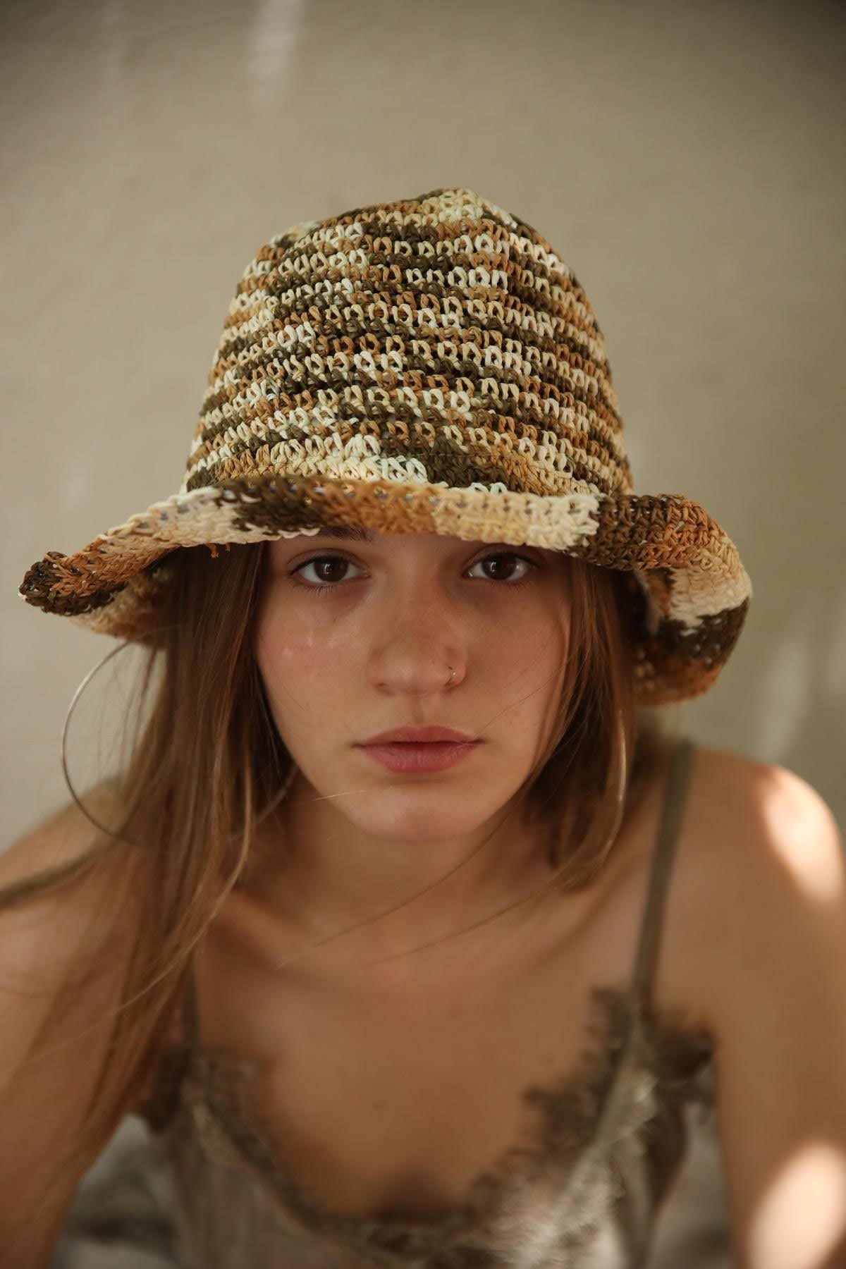 Camel Rengi Batik Desenli Hasır Şapka