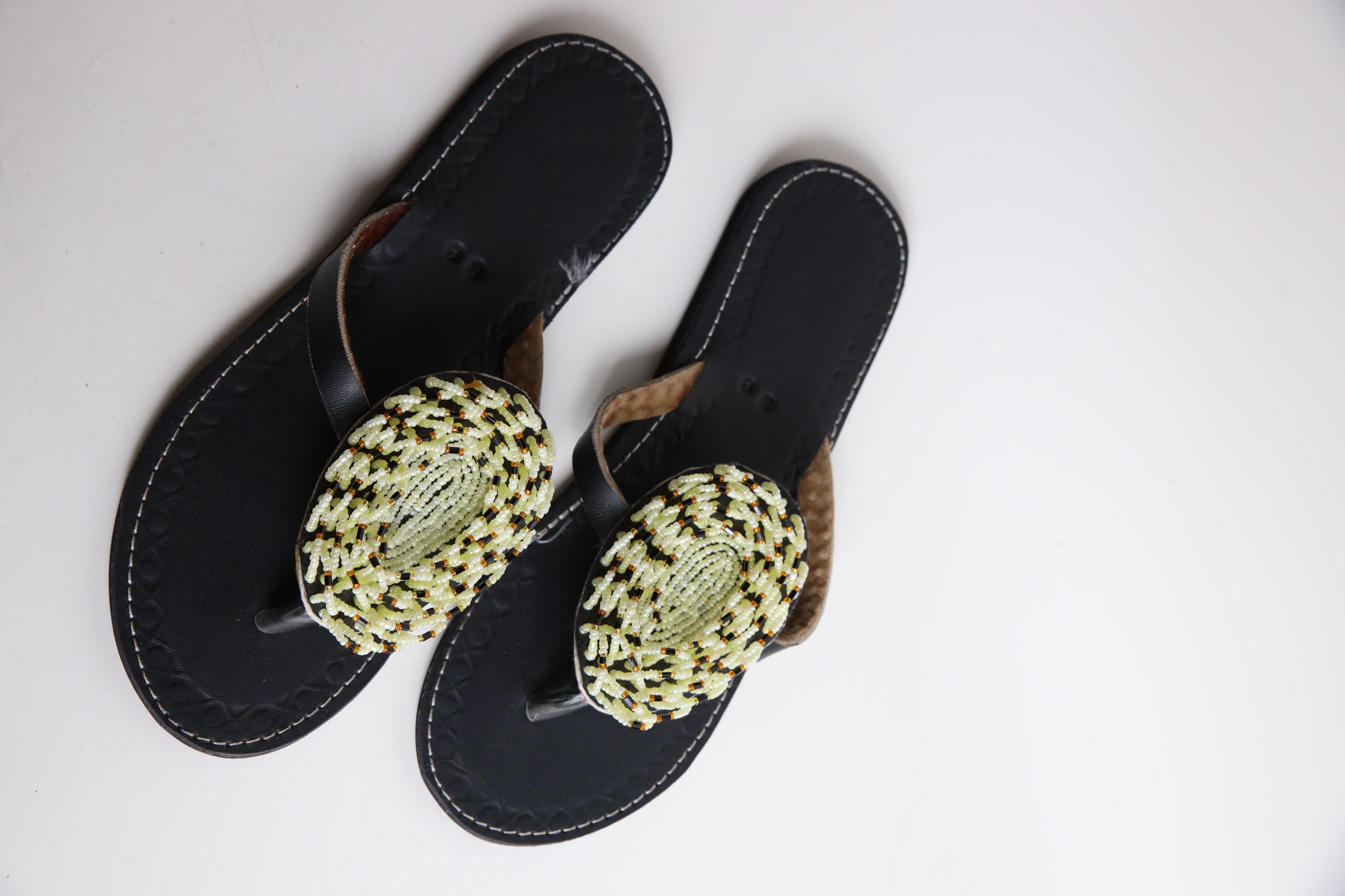 Siyah Boncuk İşlemeli Parmak Arası Terlik - Şaman Butik Siyah Boncuk İşlemeli Parmak Arası Terlik