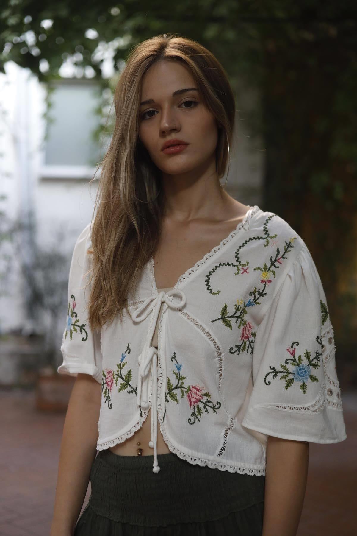 Beyaz Kanaviçe İşlemeli Dantel Detaylı Kısa Ceket