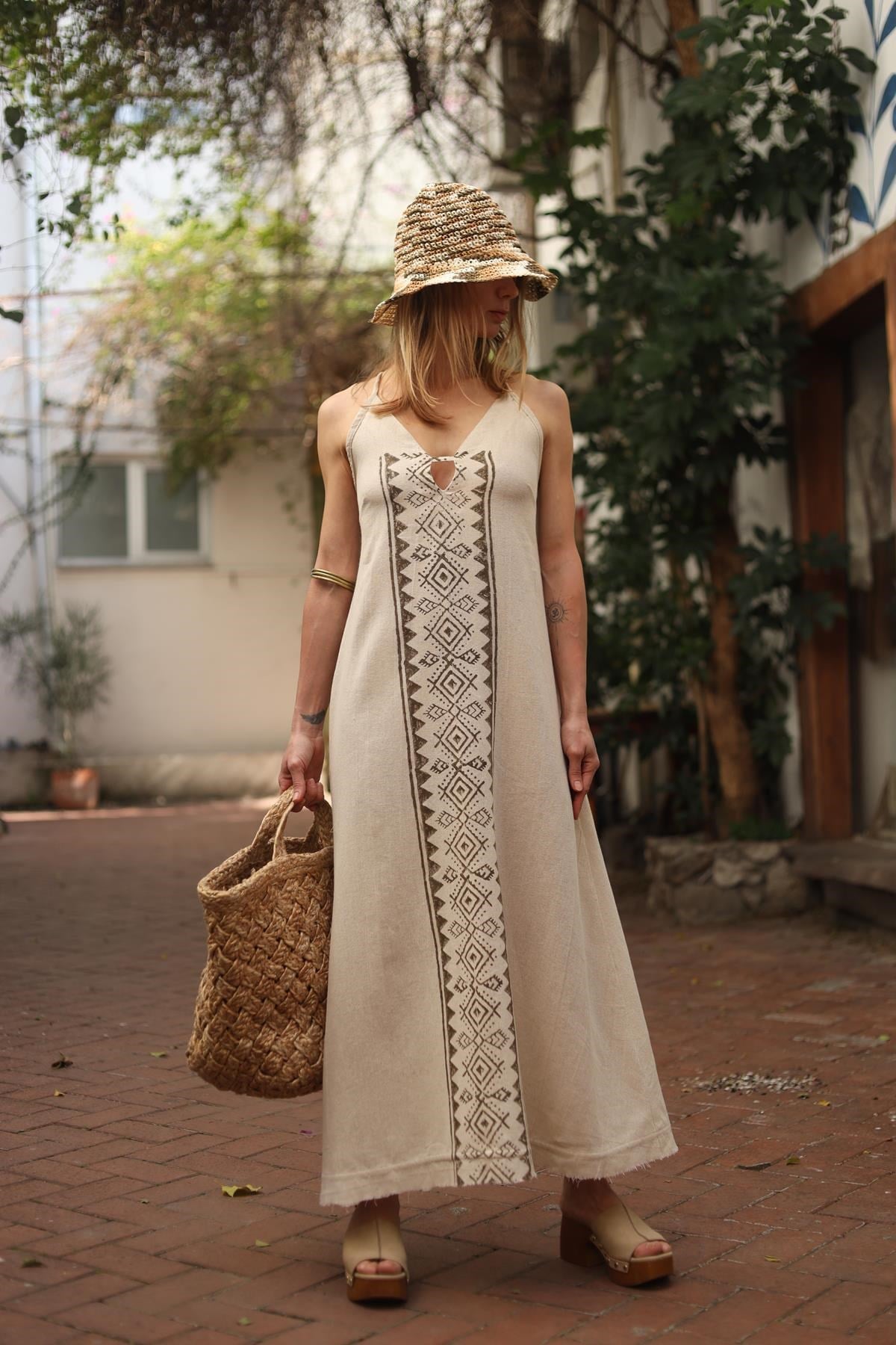 Krem Rengi Ayarlanabilir Askılı Otantik Desenli Elbise