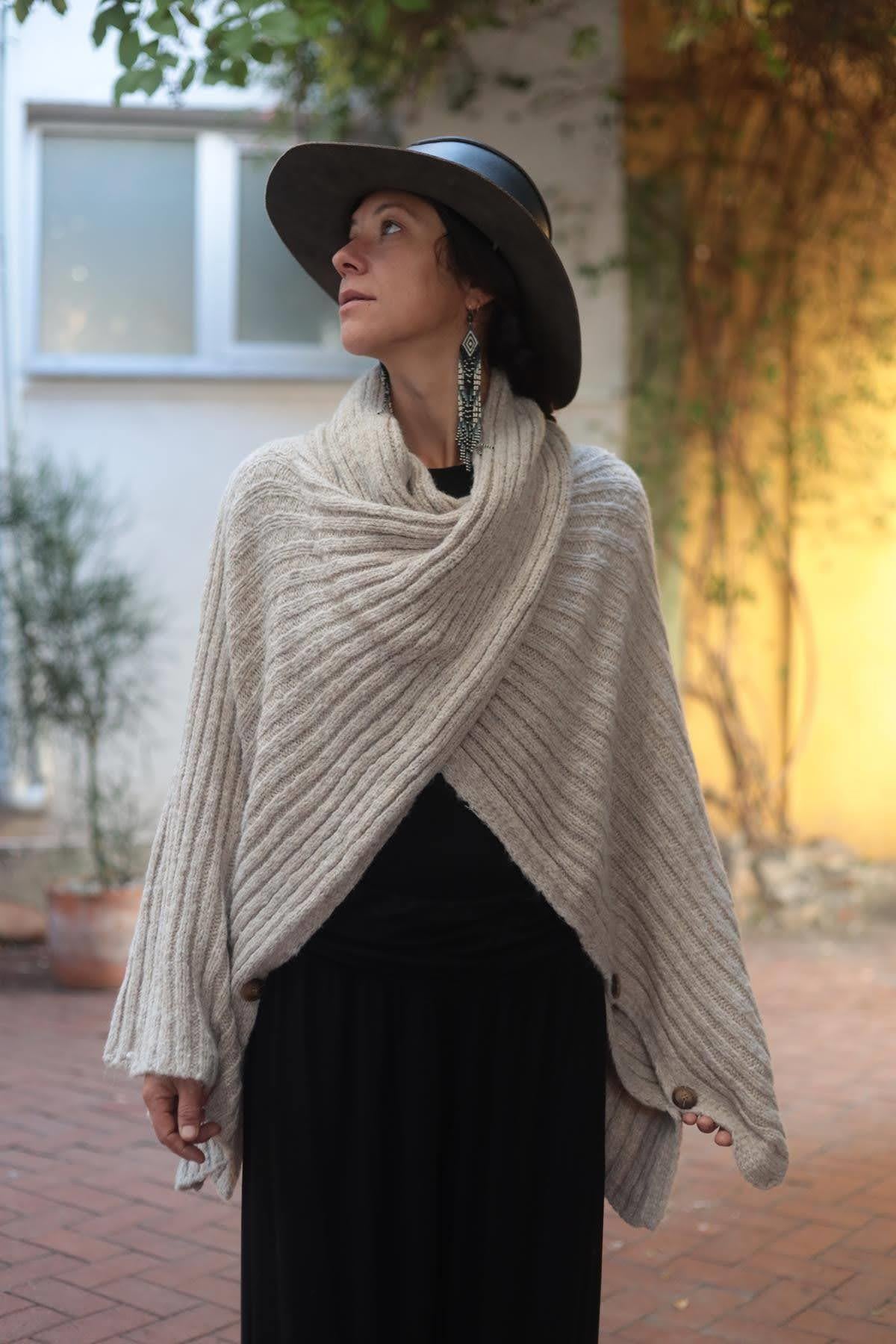 Bej Degaje Yaka Düğme Detaylı Triko Bolero