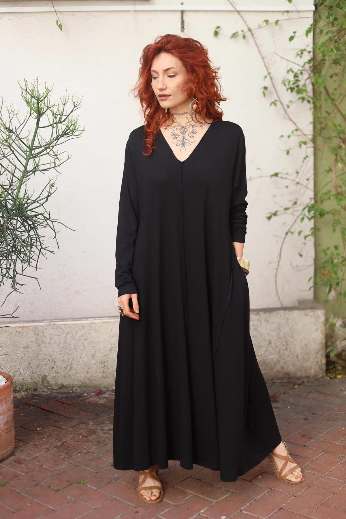Siyah V Yaka Dikiş Detaylı Elbise