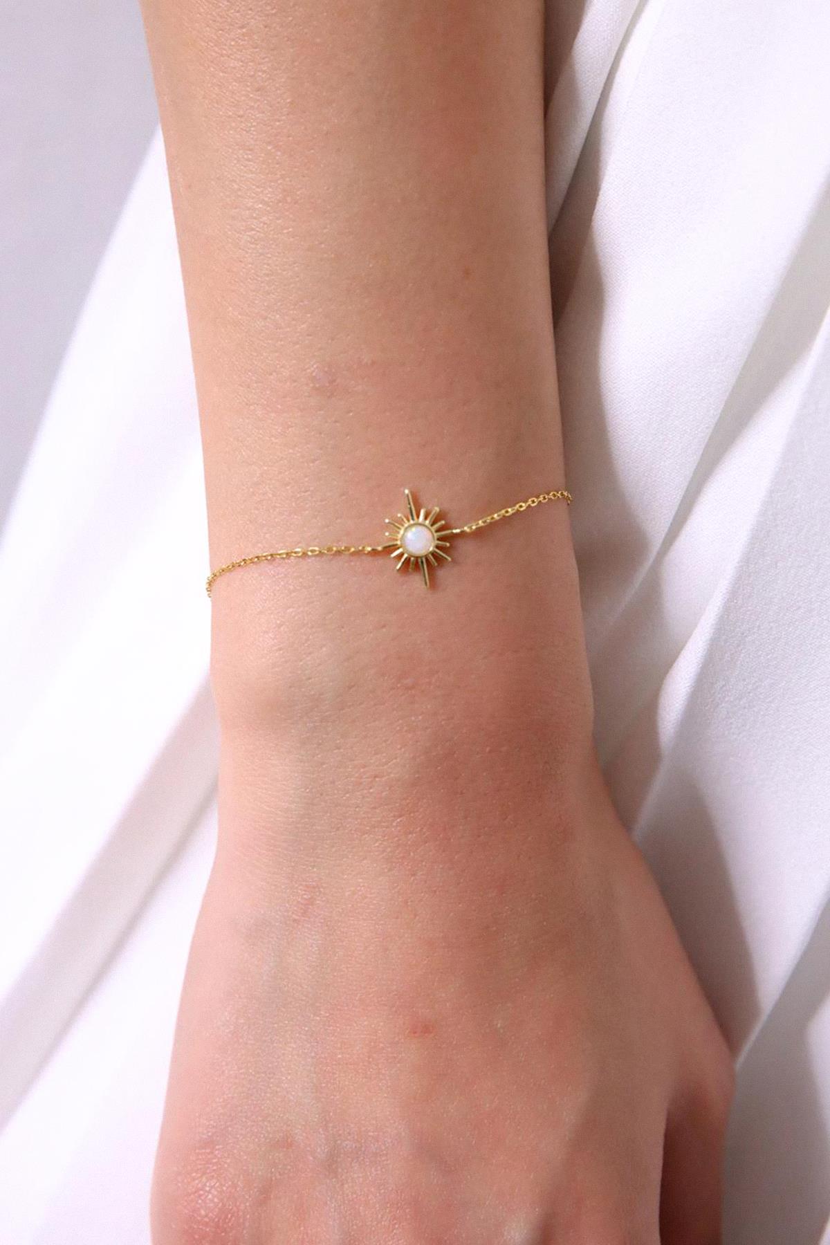 Yıldız Motifli Beyaz Opal Taşlı Bileklik Yıldız Motifli Beyaz Opal Taşlı Bileklik