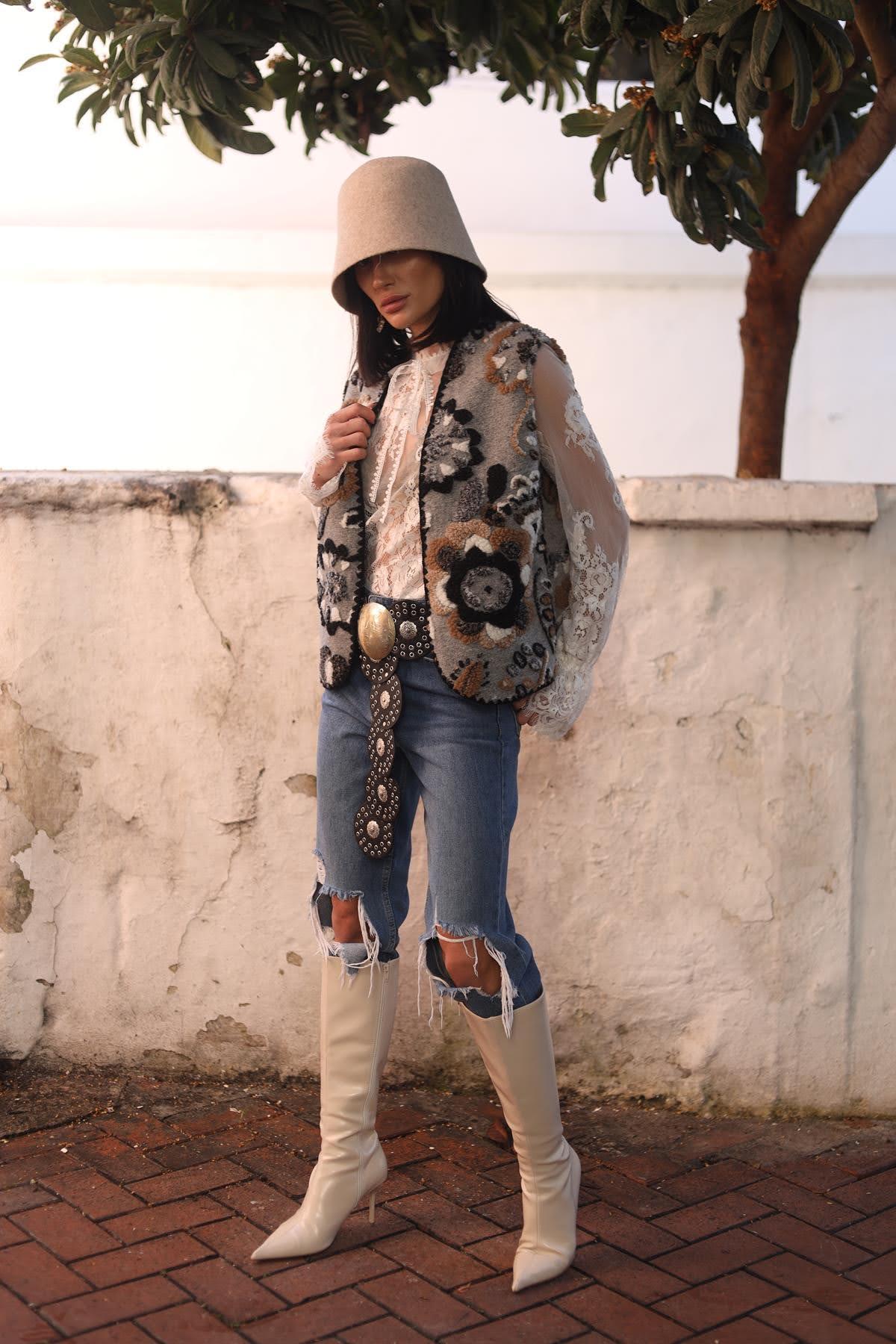 Gri Çiçek Desenli Yünlü Keçe Yelek