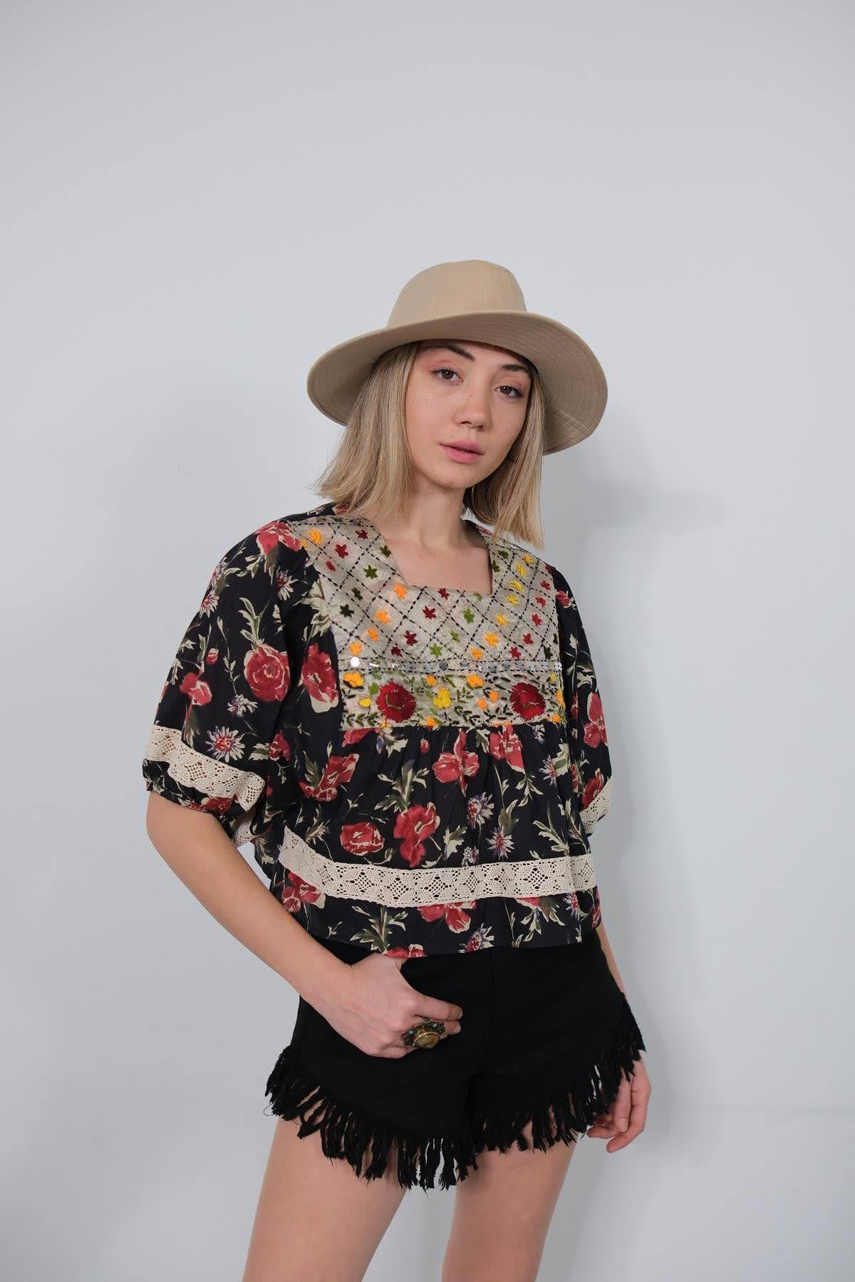 Siyah Kare Yaka Güpürlü Otantik Bluz - Şaman Butik Siyah Kare Yaka Güpürlü Otantik Bluz