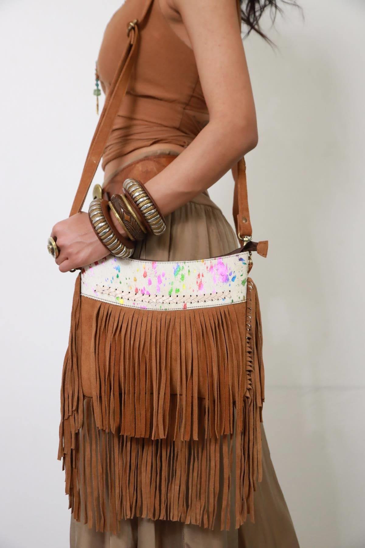 Taba Tay Tüyü Detaylı Püsküllü Süet Deri Çanta