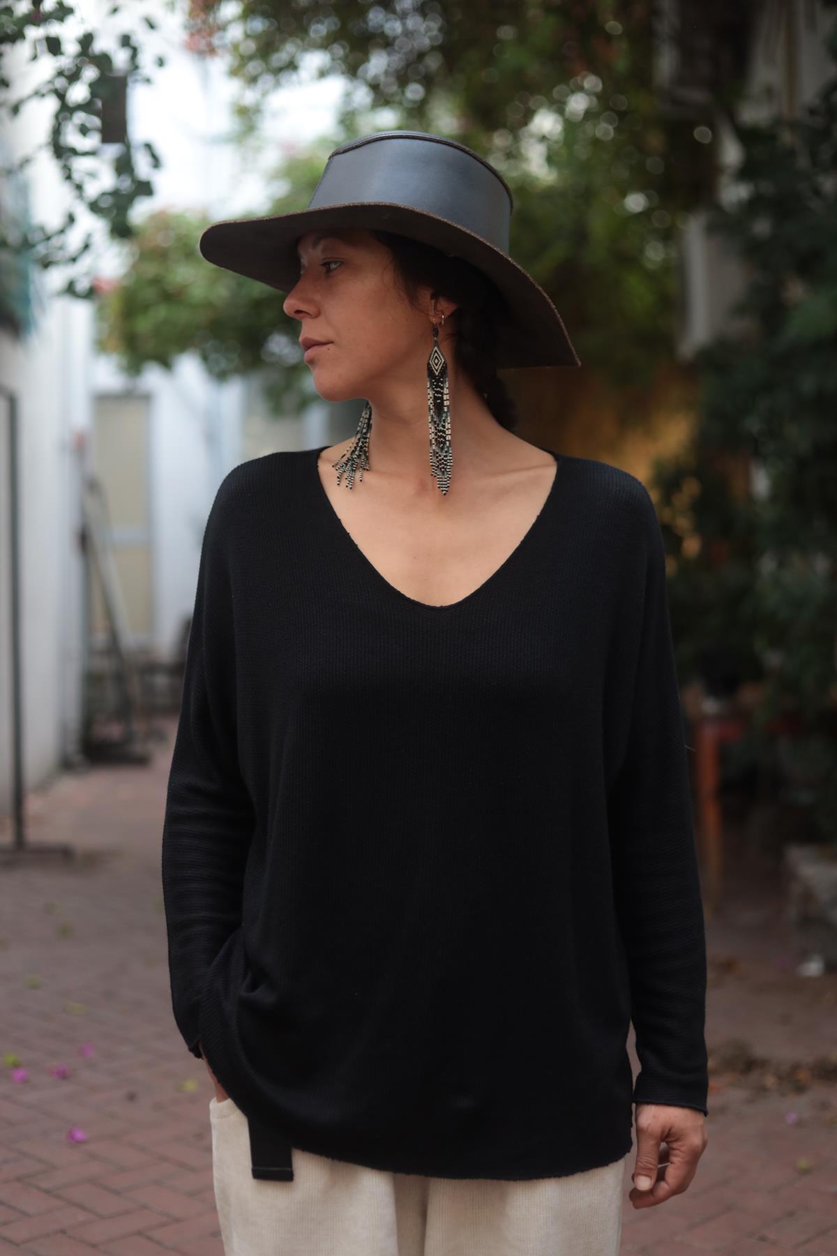 Siyah Sırtı Dikişli V Yaka Angora Bluz