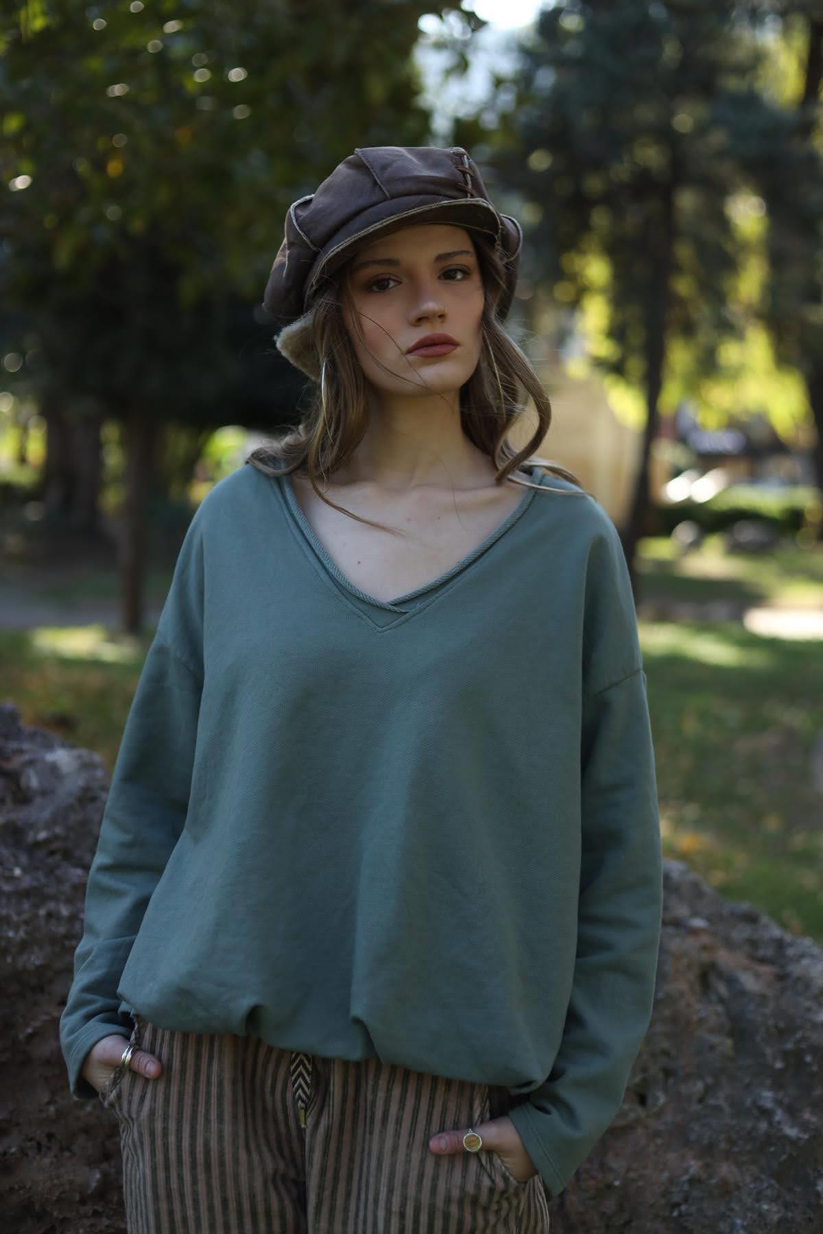 Haki Sırtı Düğme Detaylı V Yaka Sweatshirt