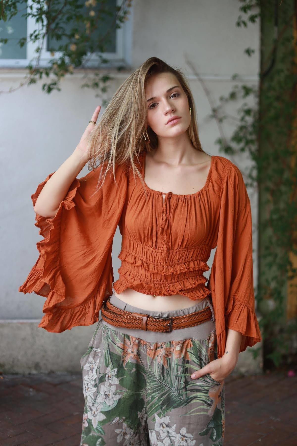 Kiremit Rengi Yakası Büzgülü Kolları Asimetrik Volanlı Bluz