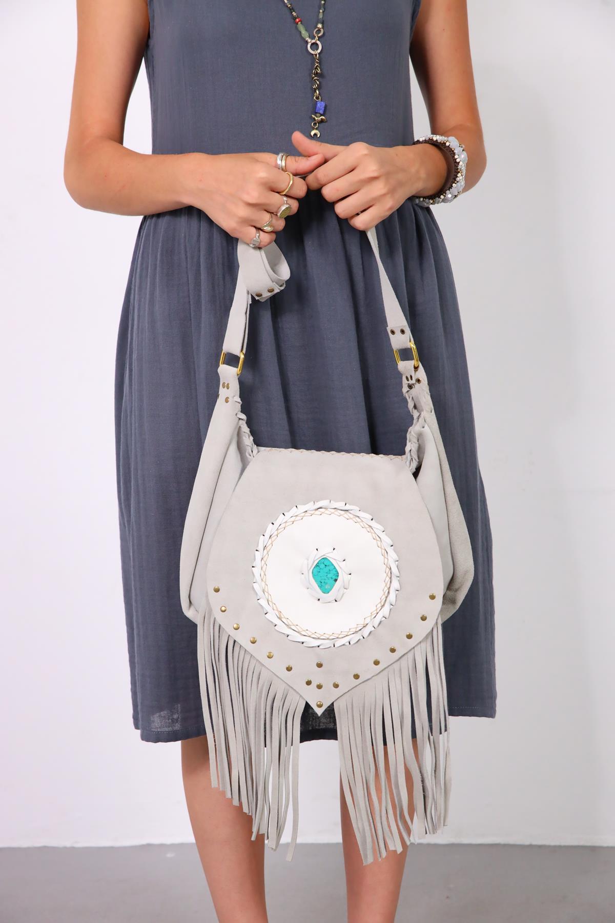  Gri Doğal Taşlı Püskül Detay Kapaklı Süet Çanta