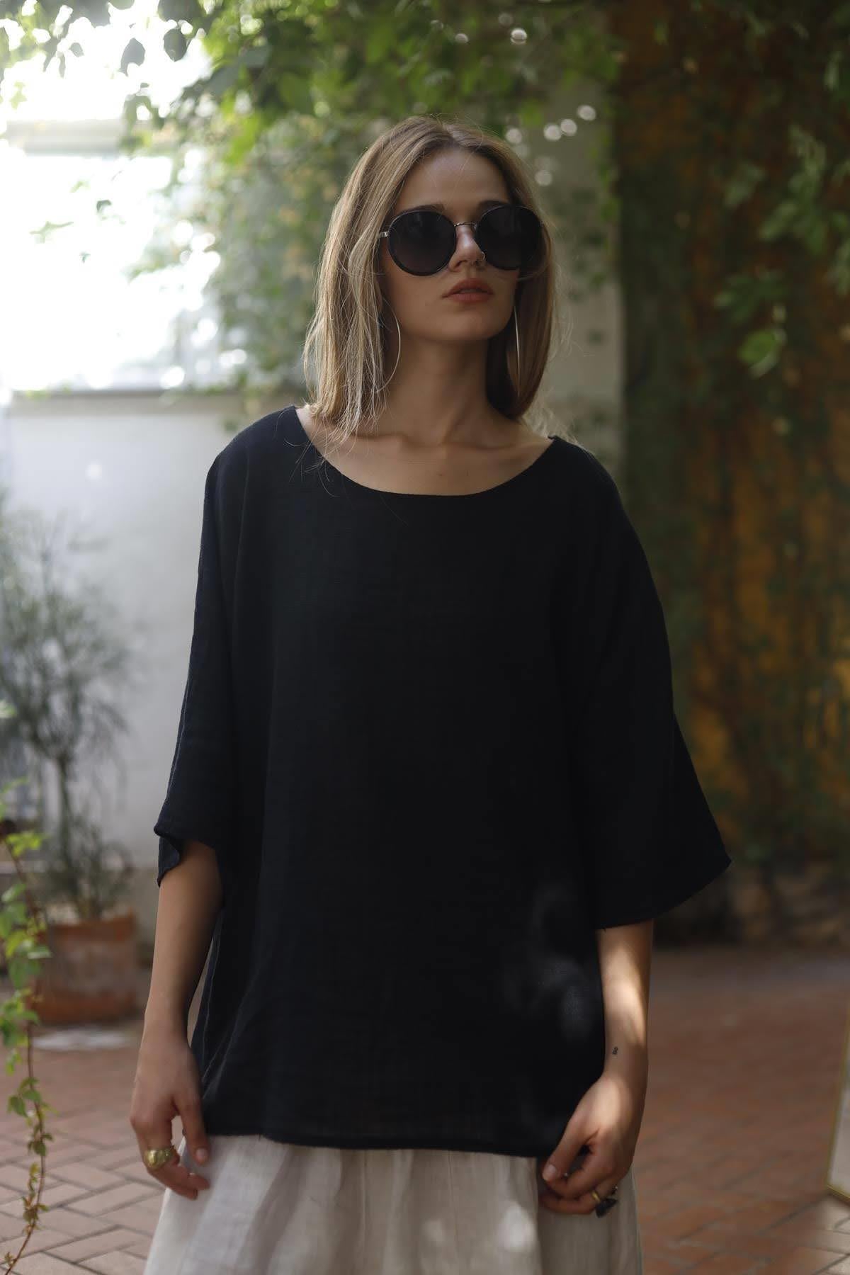 Siyah Yakası Geniş Sırtı Dikiş Detaylı Bluz