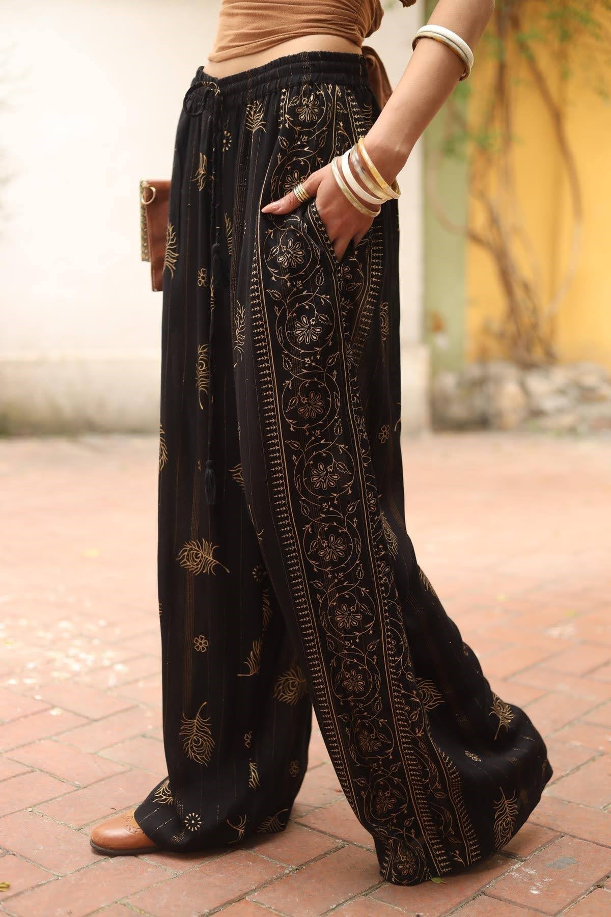 Siyah Desenli Gold Çizgili Pantolon