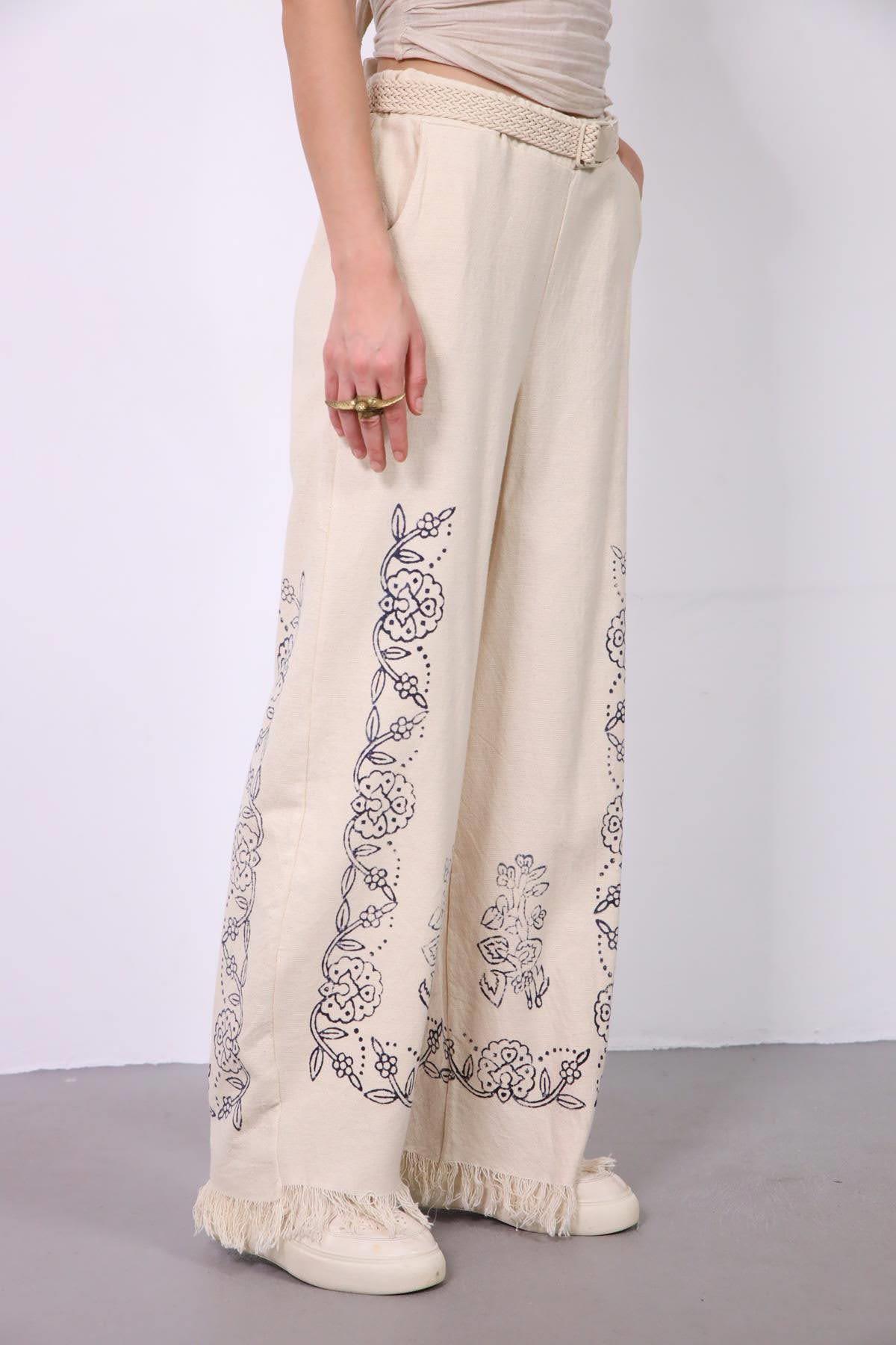 Krem Rengi Paçası Püsküllü Otantik Desenli Pantolon - Şaman Butik Krem Rengi Paçası Püsküllü Otantik Desenli Pantolon