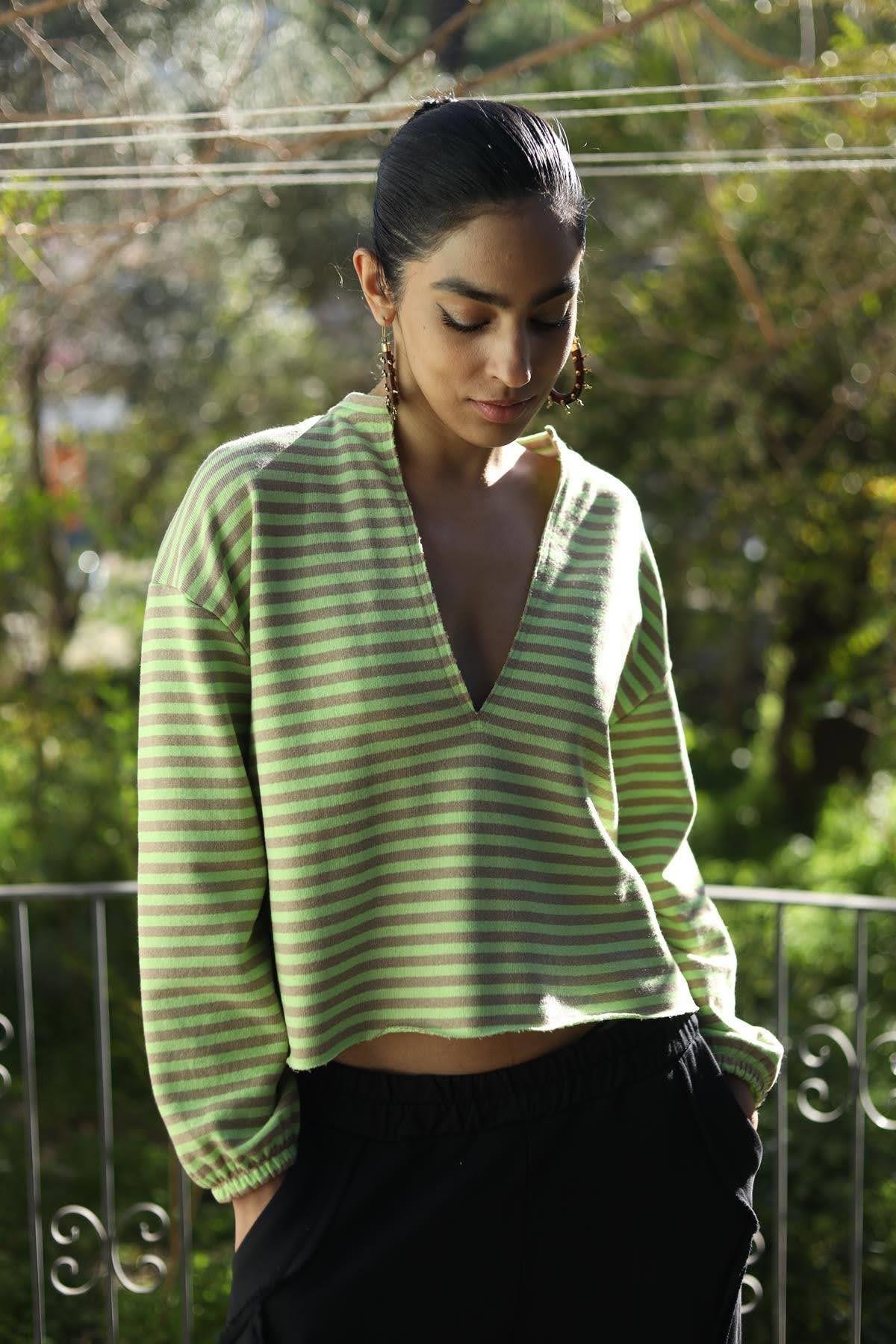 Açık Yeşil Derin V Yaka Çizgili Bluz