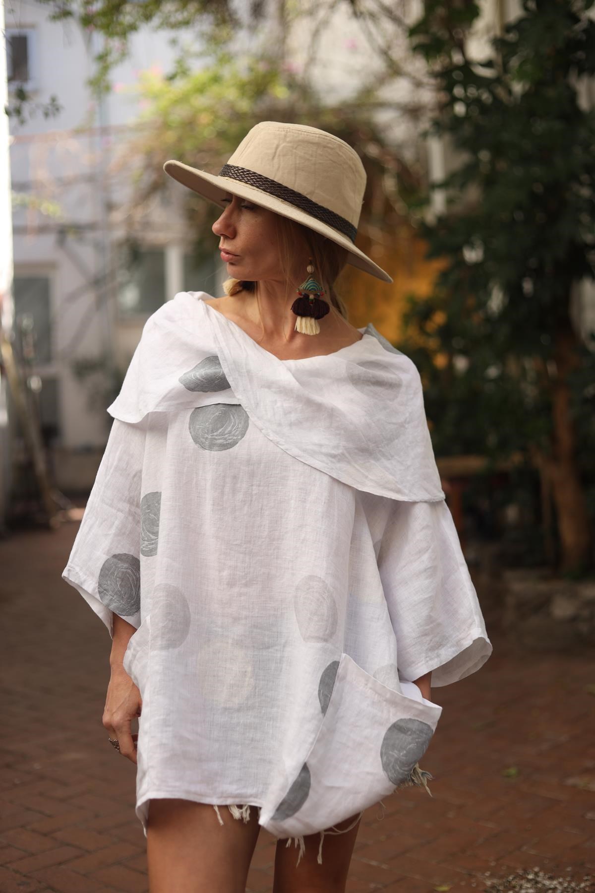 Beyaz Puantiyeli Degaje Yaka Keten Bluz