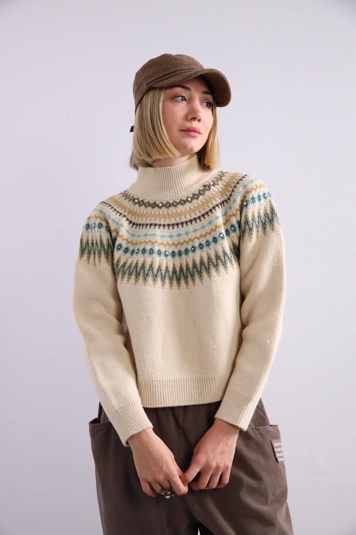  Taş Rengi İnci Detaylı Motifli Kazak