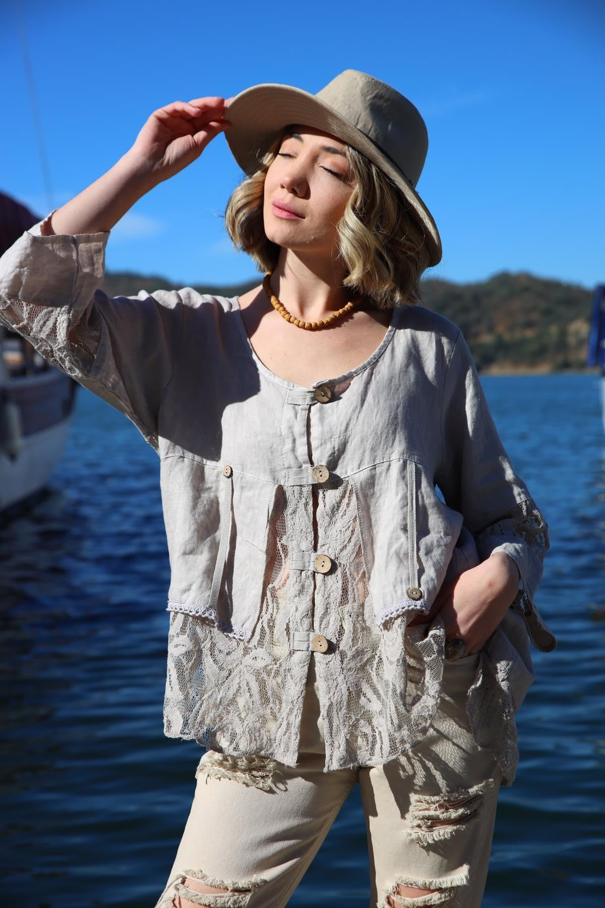 Bej Tahta Düğmeli Dantel Detaylı Keten Bluz - Şaman Butik Bej Tahta Düğmeli Dantel Detaylı Keten Bluz