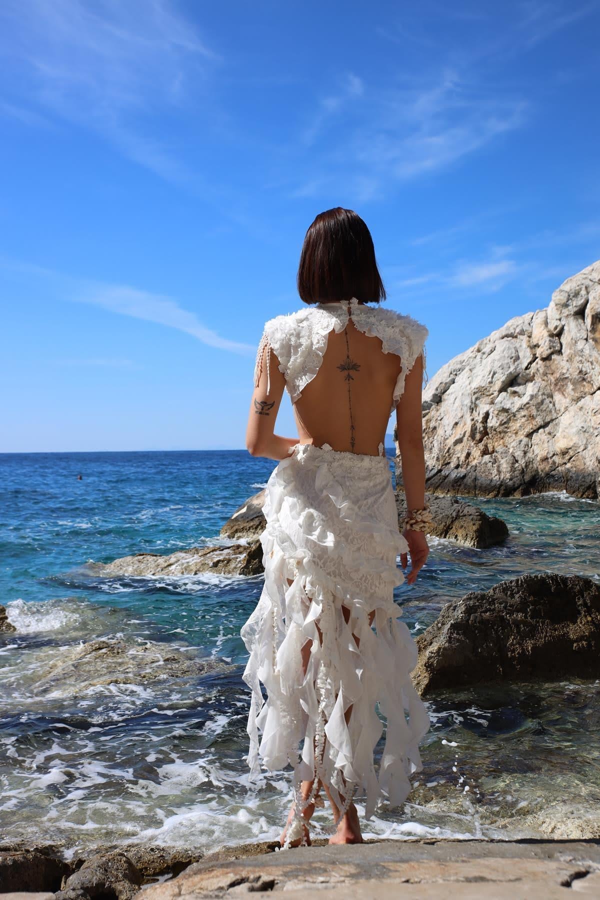 Beyaz Dantelli Fırfırlı Deniz Kabuğu Detaylı Dekolteli Elbise - Şaman Butik Beyaz Dantelli Fırfırlı Deniz Kabuğu Detaylı Dekolteli Elbise