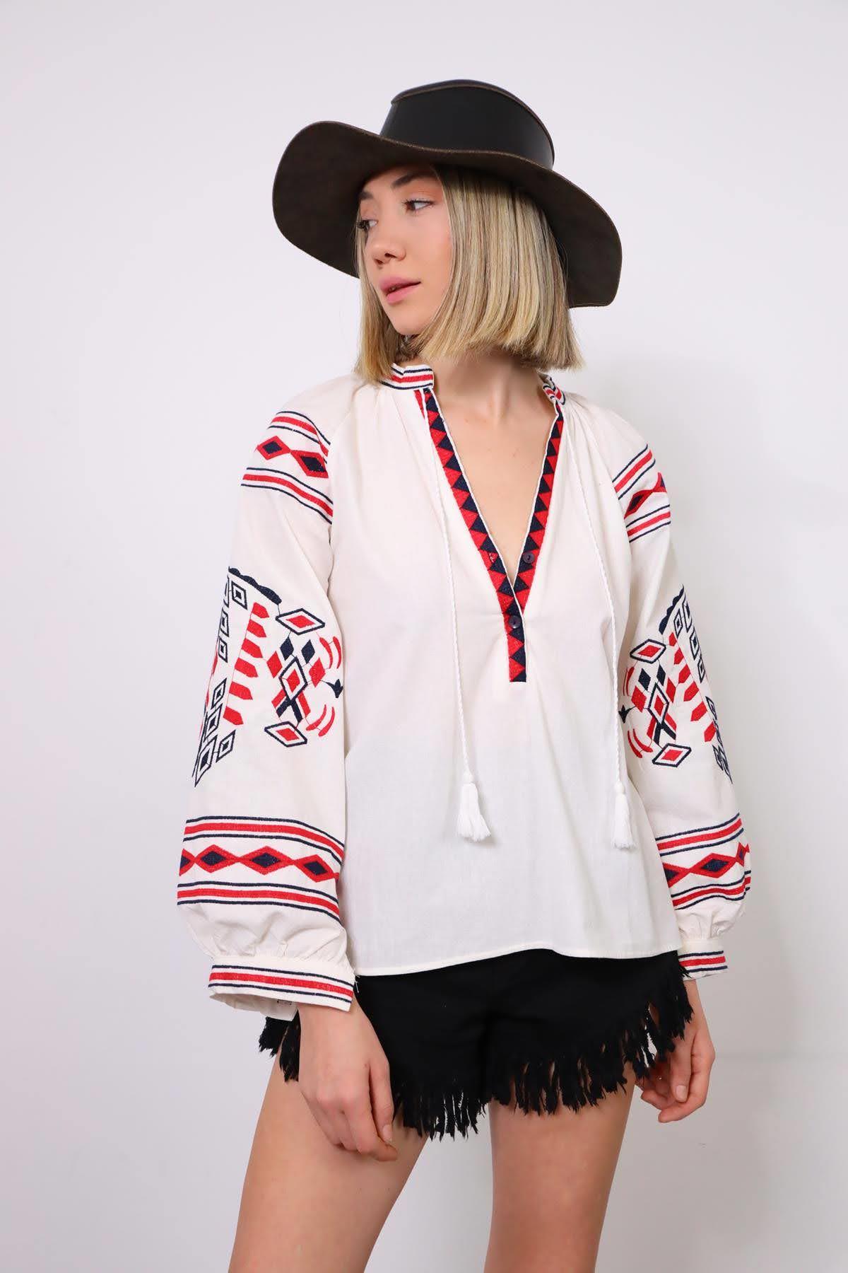 Beyaz Etnik Desenli Yarım Düğmeli Bluz - Şaman Butik - Bohem Giyim ve Aksesuar | Kadın & Erkek Beyaz Etnik Desenli Yarım Düğmeli Bluz